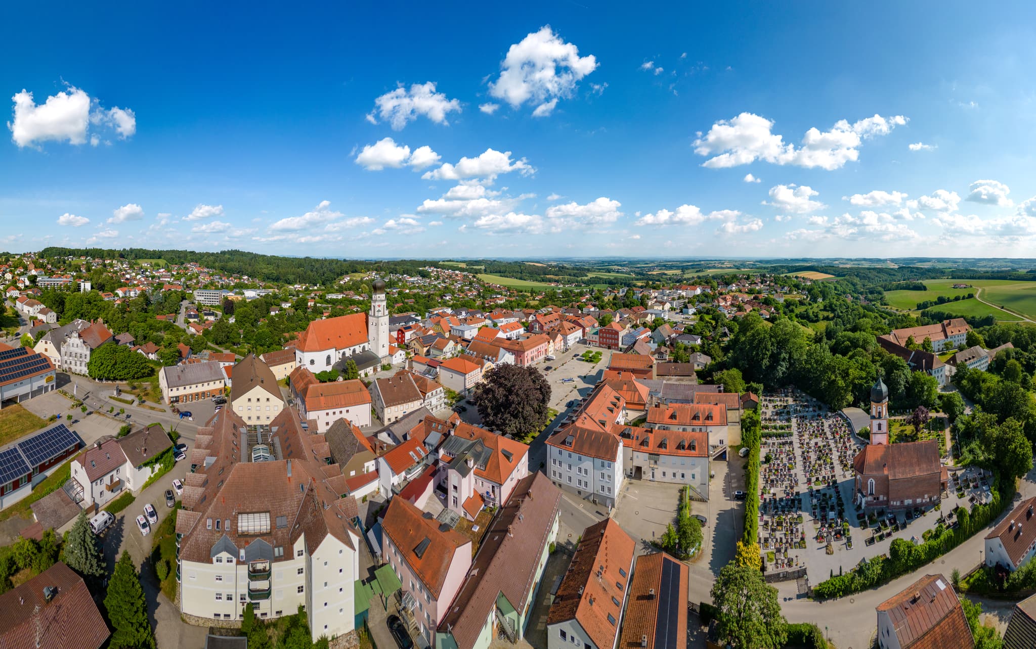Bad Griesbach Stadtplatz Luftaufnahme, Passau, Niederbayern - Luftaufnahme des Stadtplatzes in Bad Griesbach, Landkreis Passau. Dieses malerische Motiv liegt im niederbayerischen Bäderdreieck, Deutschland.