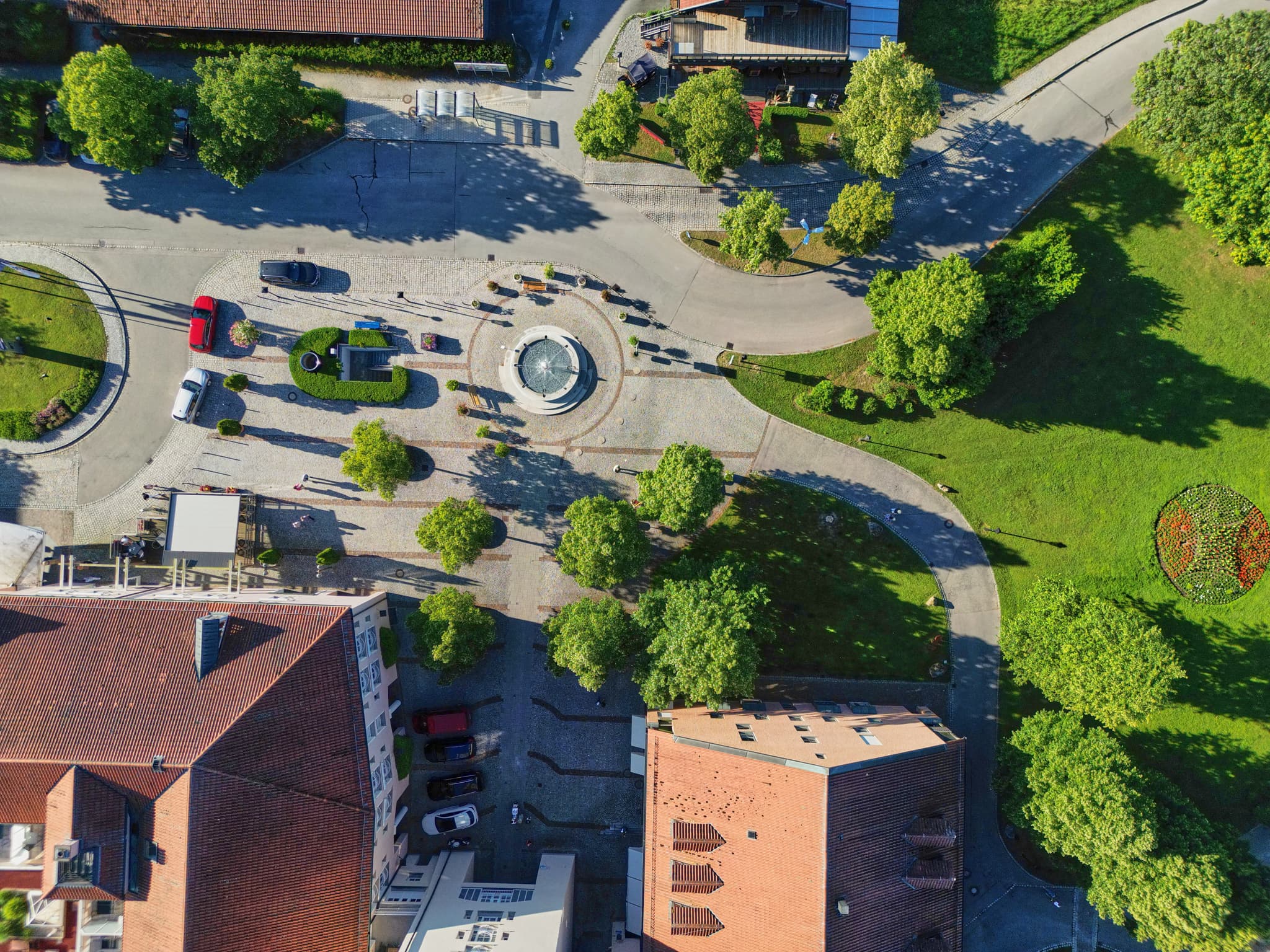 Bad Griesbach, Therme Kurplatz Brunnen, Passau, Niederbayern - Luftbild des Therme Kurplatz Brunnen am Brunnenplatzl in Bad Griesbach im Landkreis Passau, Niederbayern. Einladende Ansicht des Bäderdreiecks.