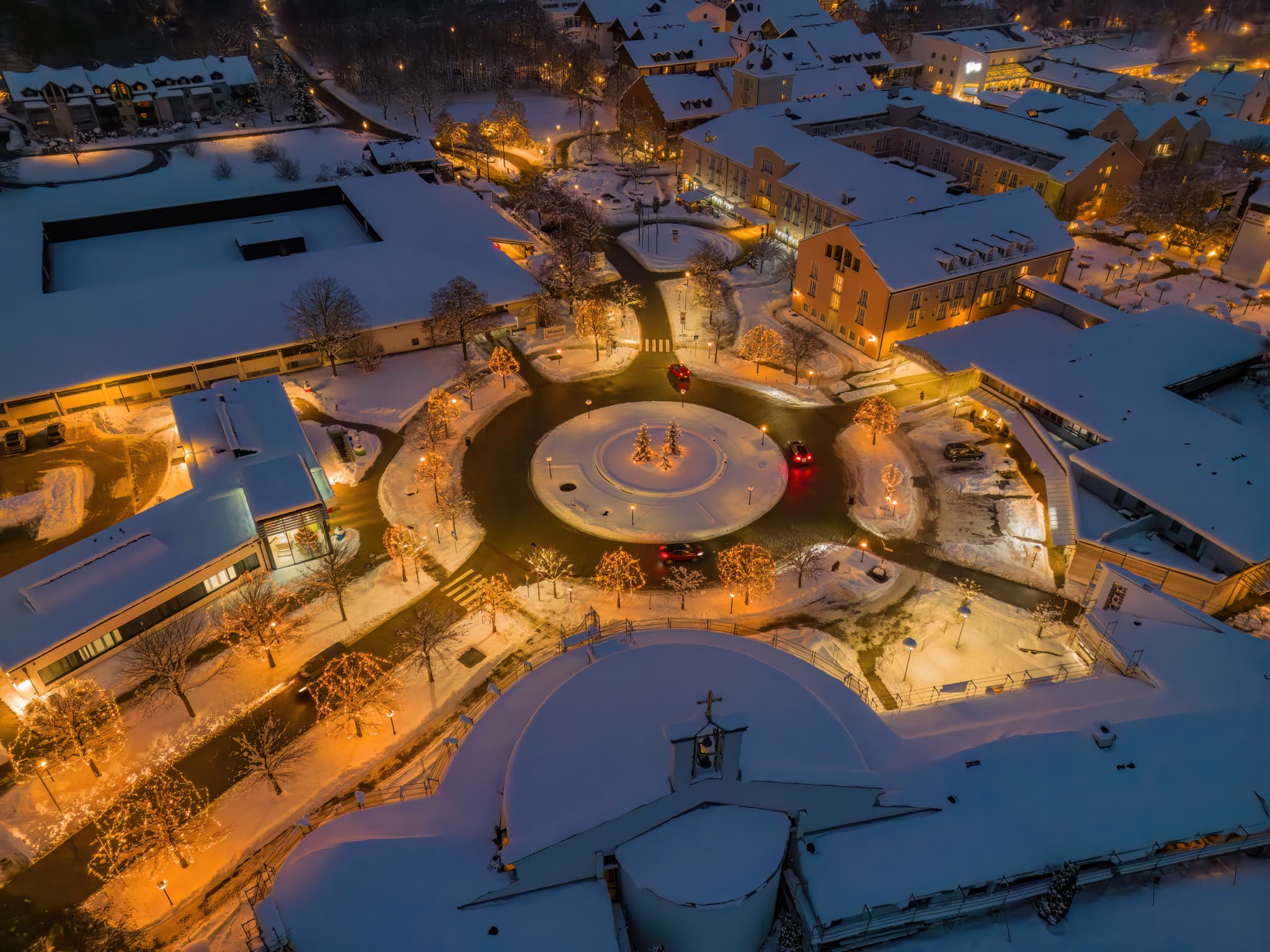 Bad Griesbach Therme Nacht Luftbild Winter, Passau - Luftbild des Kreisverkers zur Therme Bad Griesbach in der winterlichen Nacht, Schnee bedeckt Gebäude und Gelände, Landkreis Passau, Niederbayern, Donau-Wald.