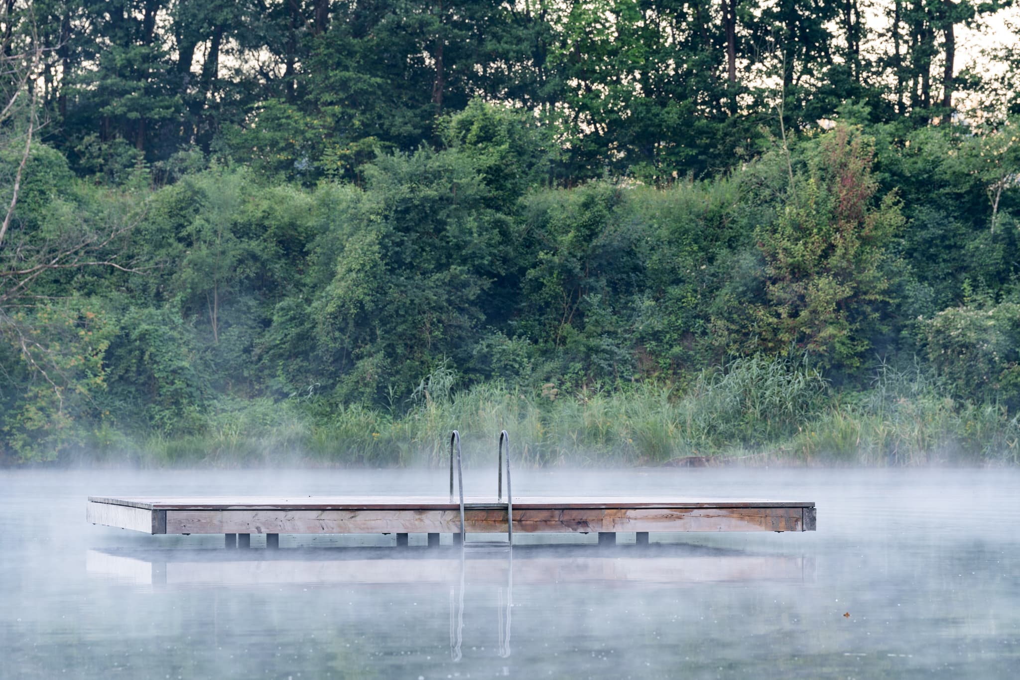 Badesee am Morgen, Marktl, Altötting, Oberbayern - Badesee bei Marktl im Landkreis Altötting, Oberbayern, Deutschland. Das Gewässer liegt im Morgennebel, Teil der malerischen Inn-Salzach Region.