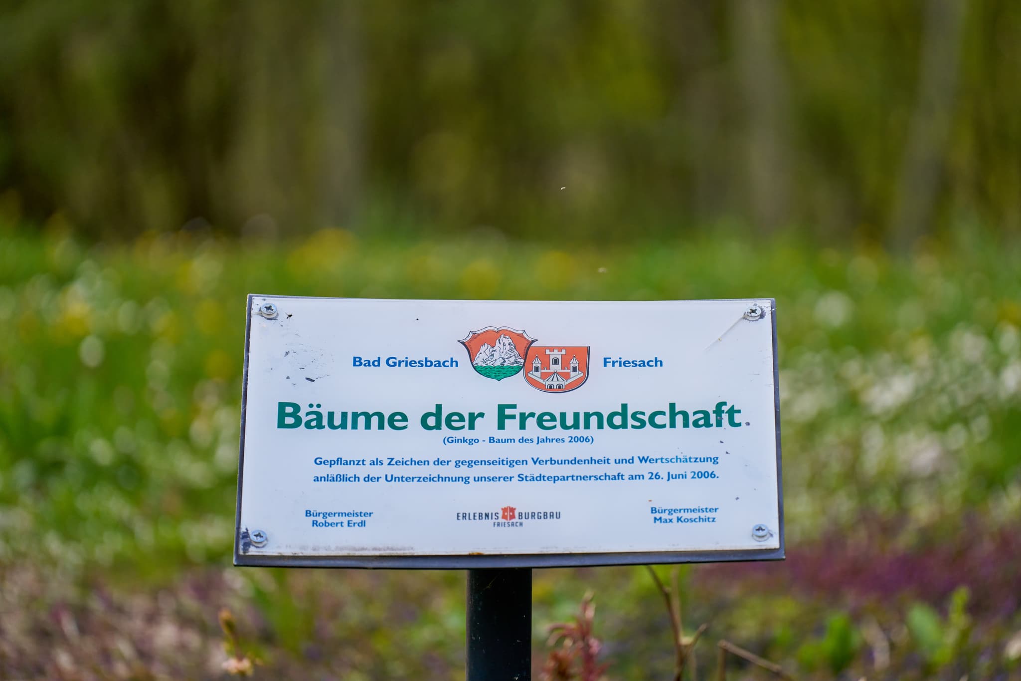 Bäume der Freundschaft, Bad Griesbach, Passau - Bild zeigt ein Schild mit der Aufschrift "Bäume der Freundschaft" in Bad Griesbach, Landkreis Passau, Niederbayern, Bayern, Deutschland.