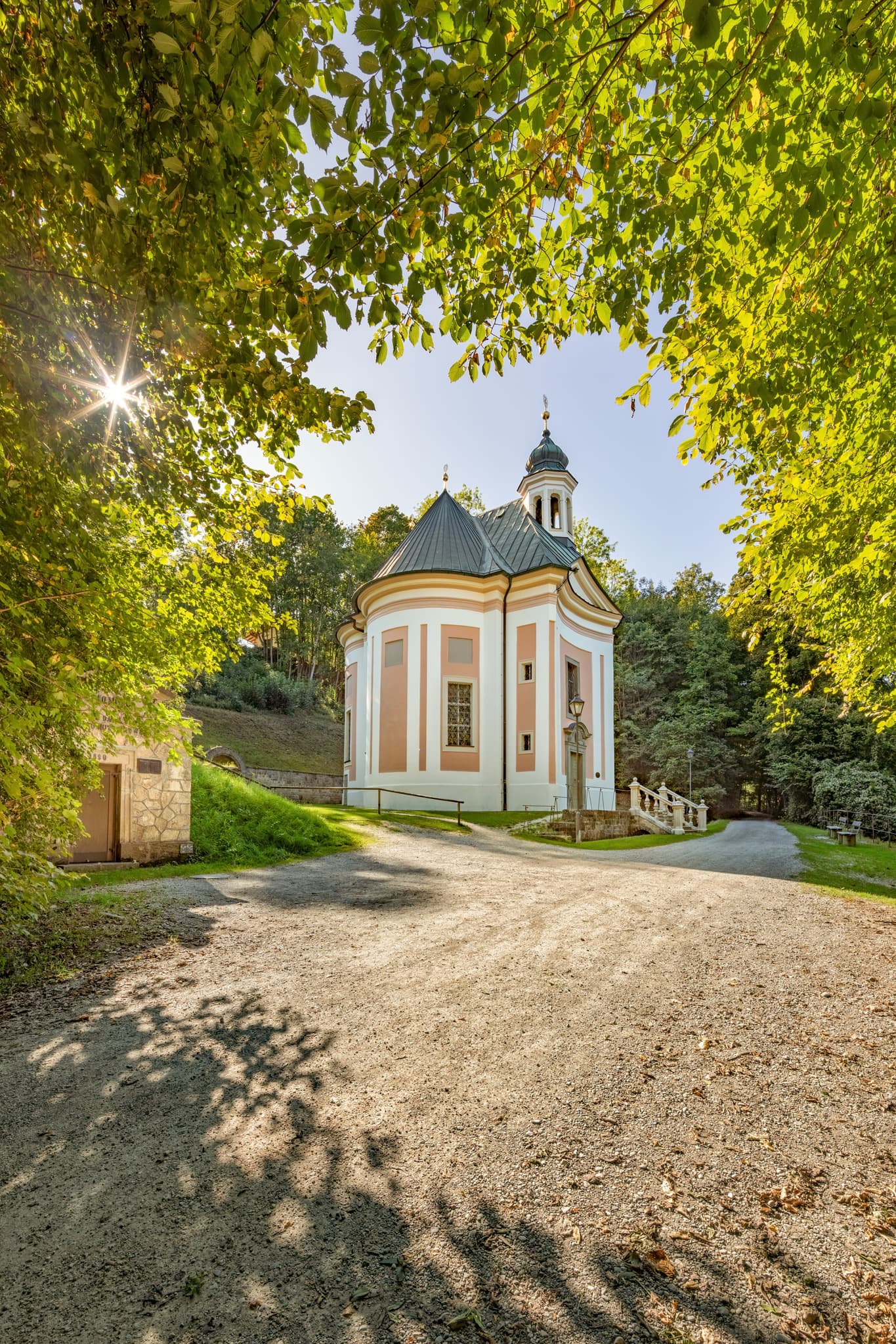 Bäume, Ponlach Kapelle Maria Brunn, Traunstein, Oberbayern - Kapelle Maria Brunn in Ponlach, Tittmoning, Landkreis Traunstein, Oberbayern, Chiemgau, Deutschland. Idyllische Szenerie mit Bäumen und Wegen.