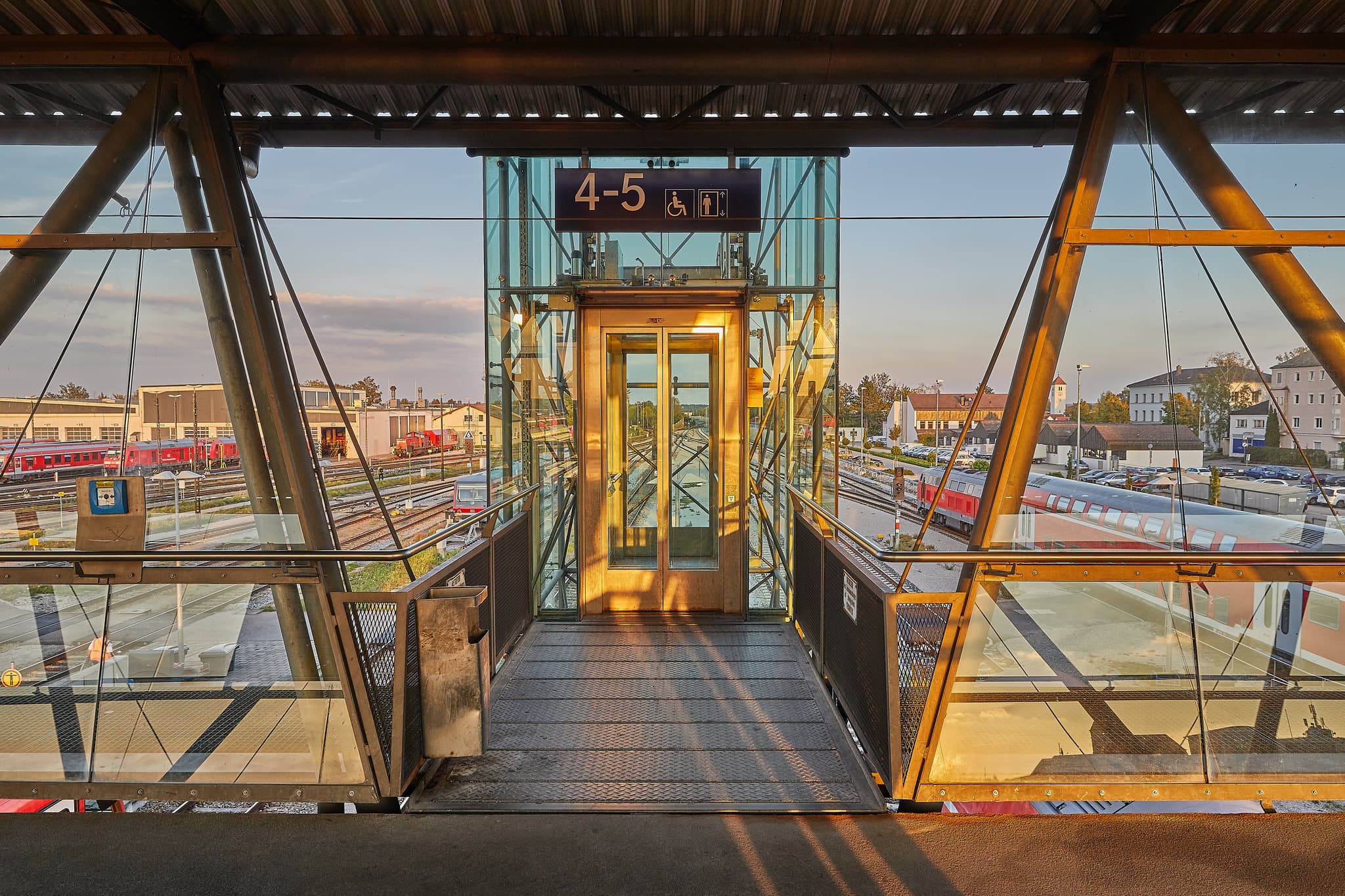 Bahnhof Aufzug, Mühldorf am Inn, Oberbayern, Inn-Salzach - Moderner Aufzug am Bahnhof Mühldorf. Er bietet Zugang zu Bahnsteigen, zeigt Gleise und Züge. Landkreis Mühldorf am Inn, Oberbayern, Region Inn-Salzach.