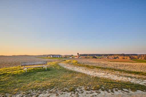 Bank mit Aussicht, Landschaft Martinskirchen, Rogglfing