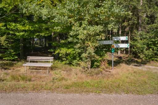 Bank und Wegweiser am Wanderweg 2, Guteneck - Lapperding.