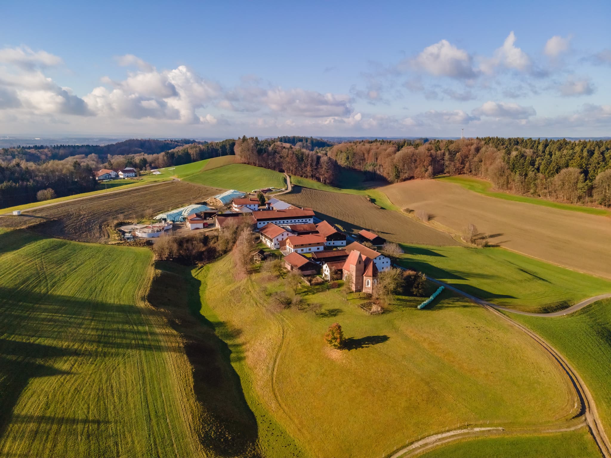 Berg mit Kirche St. Veit, Reischach, Altötting, Oberbayern - Luftbild von Reischach, Berg Ortsteil mit Kirche St. Veit im Landkreis Altötting, Oberbayern, Region Inn-Salzach, Deutschland.