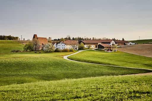 Berg Ortsteil mit Kirche St. Veit, Reischach, Altötting