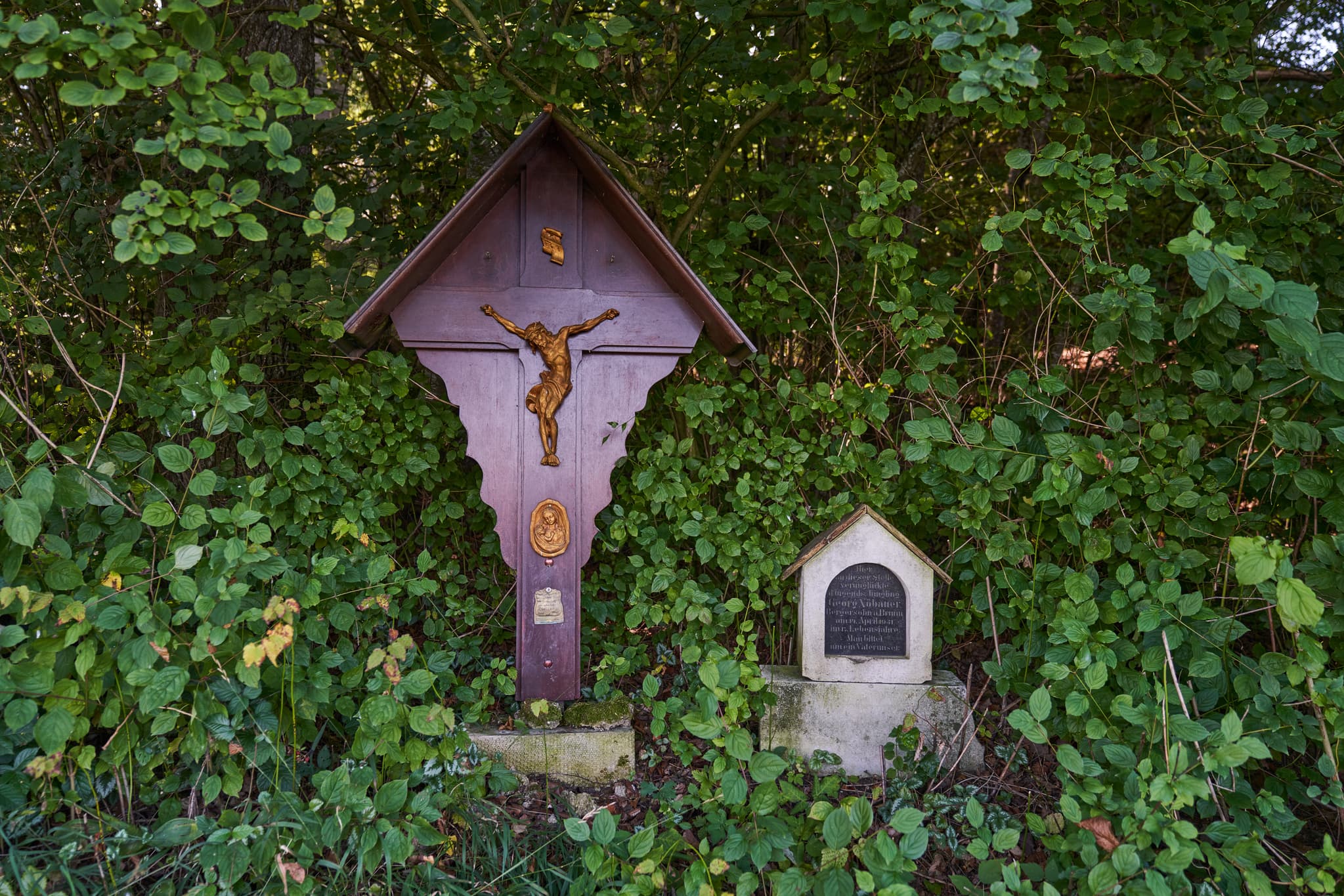Berger a. Brunn Marterl am Steinbruch, St.-Rupert-Pilgerweg - Wegkreuz mit Kruzifix und Marterl am St.-Rupert-Pilgerweg in Kastl, Altötting, Oberbayern. Dieses Denkmal liegt in der Inn-Salzach-Region, mgeben von Natur.
