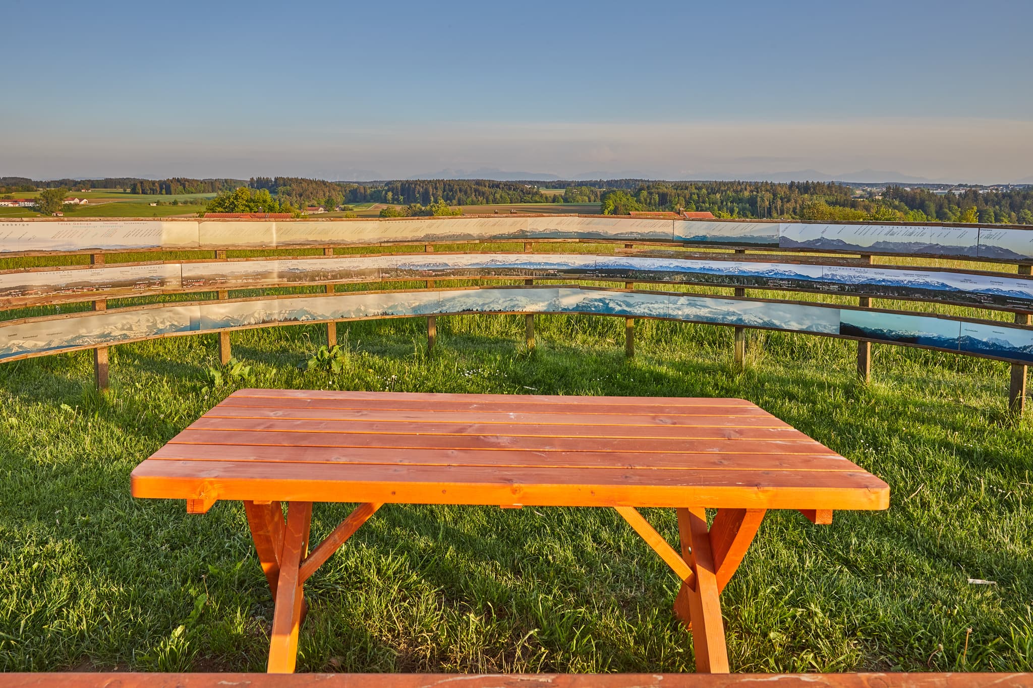 Bergpanorama Tafel Itsching, Halsbach, Altötting, Oberbayern - Aussichtstafel mit Bergpanorama in Itsching, Gemeinde Halsbach, Landkreis Altötting, Oberbayern, Region Inn-Salzach, Deutschland.