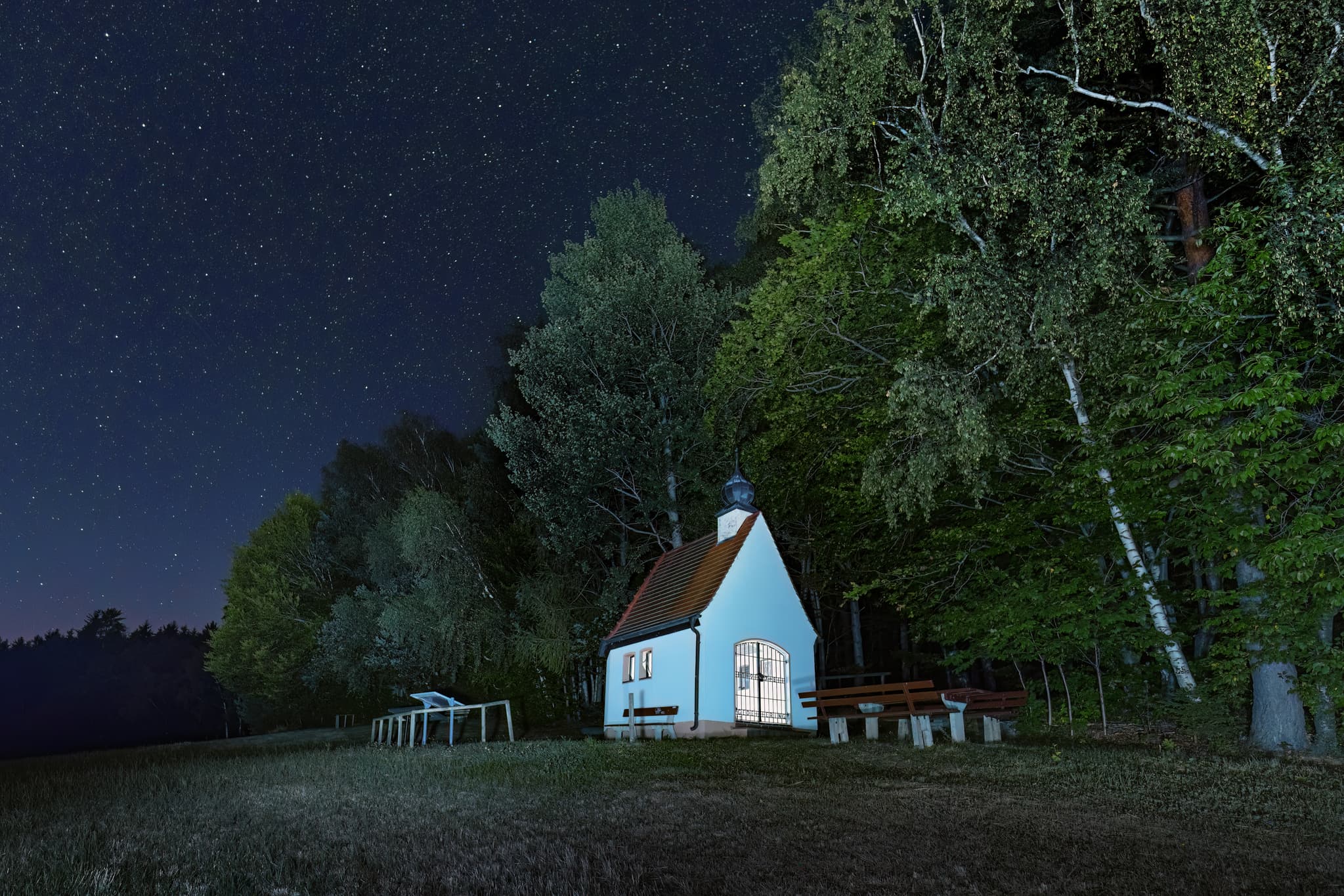 Bertenöder Kapelle, bei Nacht, Stubenberg, Rottal-Inn - Nachtaufnahme der Bertenöder Kapelle bei Stubenberg im Landkreis Rottal-Inn, Niederbayern. Sternenhimmel im Holzland / Bäderdrieck, Bayern, Deutschland.