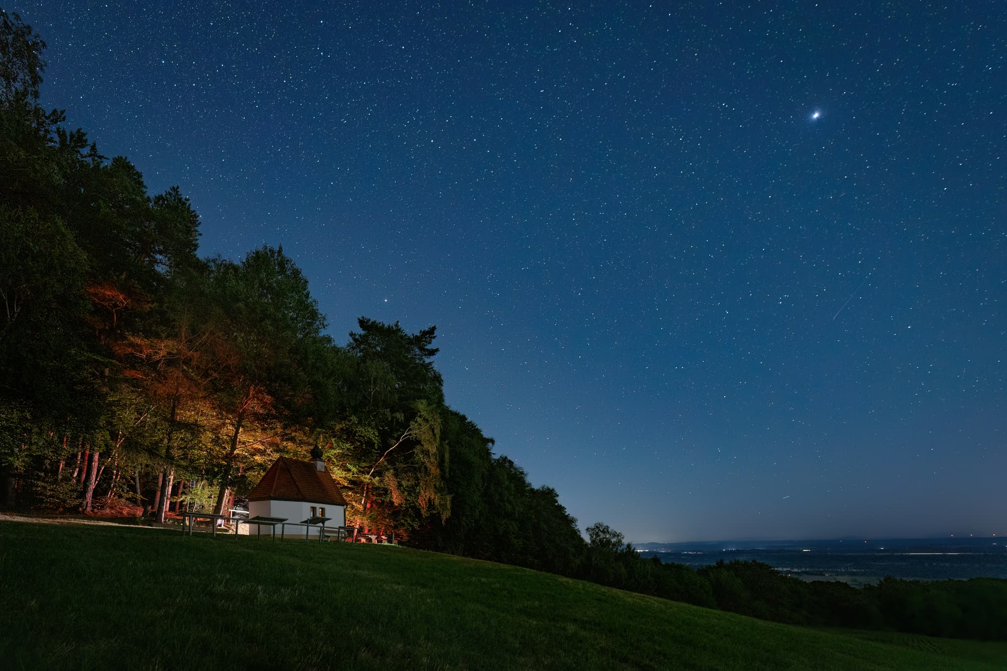Bertenöder Kapelle, bei Nacht, Stubenberg, Rottal-Inn - Nachtaufnahme der Bertenöder Kapelle bei Stubenberg im Landkreis Rottal-Inn, Niederbayern. Sternenhimmel im Holzland / Bäderdrieck, Bayern, Deutschland.