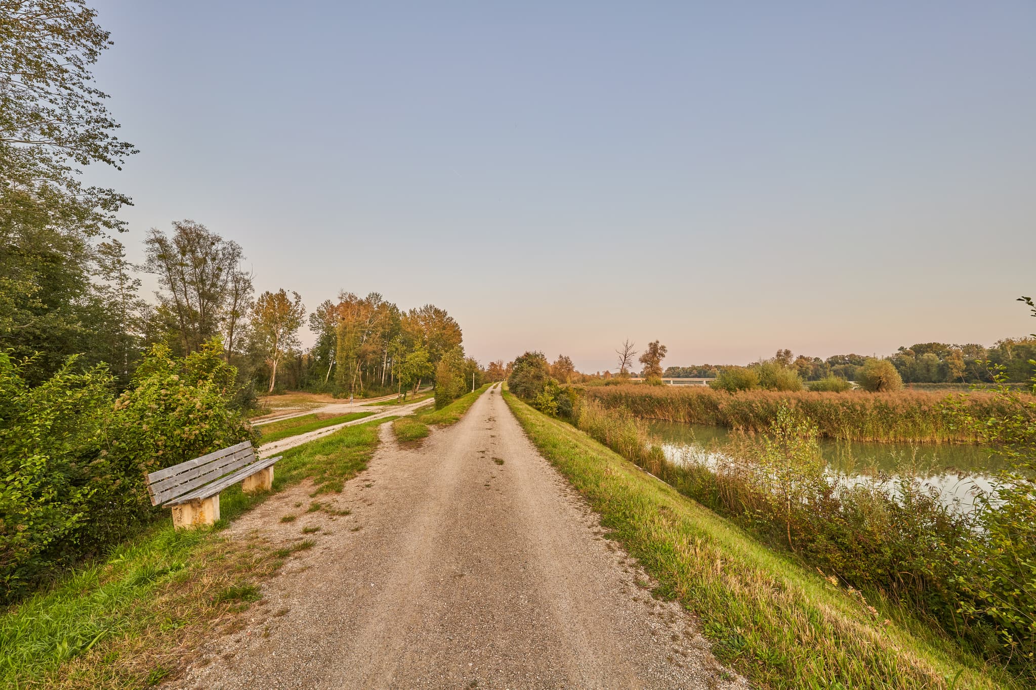 Betonwand Nasenloch Landschaft, Altötting, Inn-Salzach - Landschaftsbild in Altötting, Landkreis Altötting, Oberbayern. Ein Weg führt am Gewässer mit Schilf und Bäumen vorbei. Die Szenerie der Inn-Salzach Region.