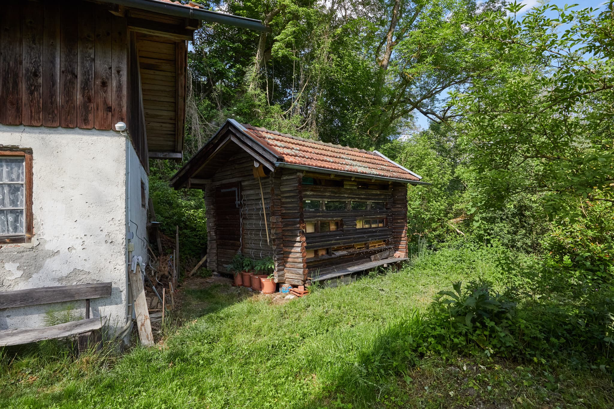 Bienenhaus an Klausenkirche Töging, Altötting, Oberbayern - Historisches Bienenhaus an der Klausenkirche in Engfurt bei Töging am Inn, Landkreis Altötting, Oberbayern, Deutschland. Region Inn-Salzach.