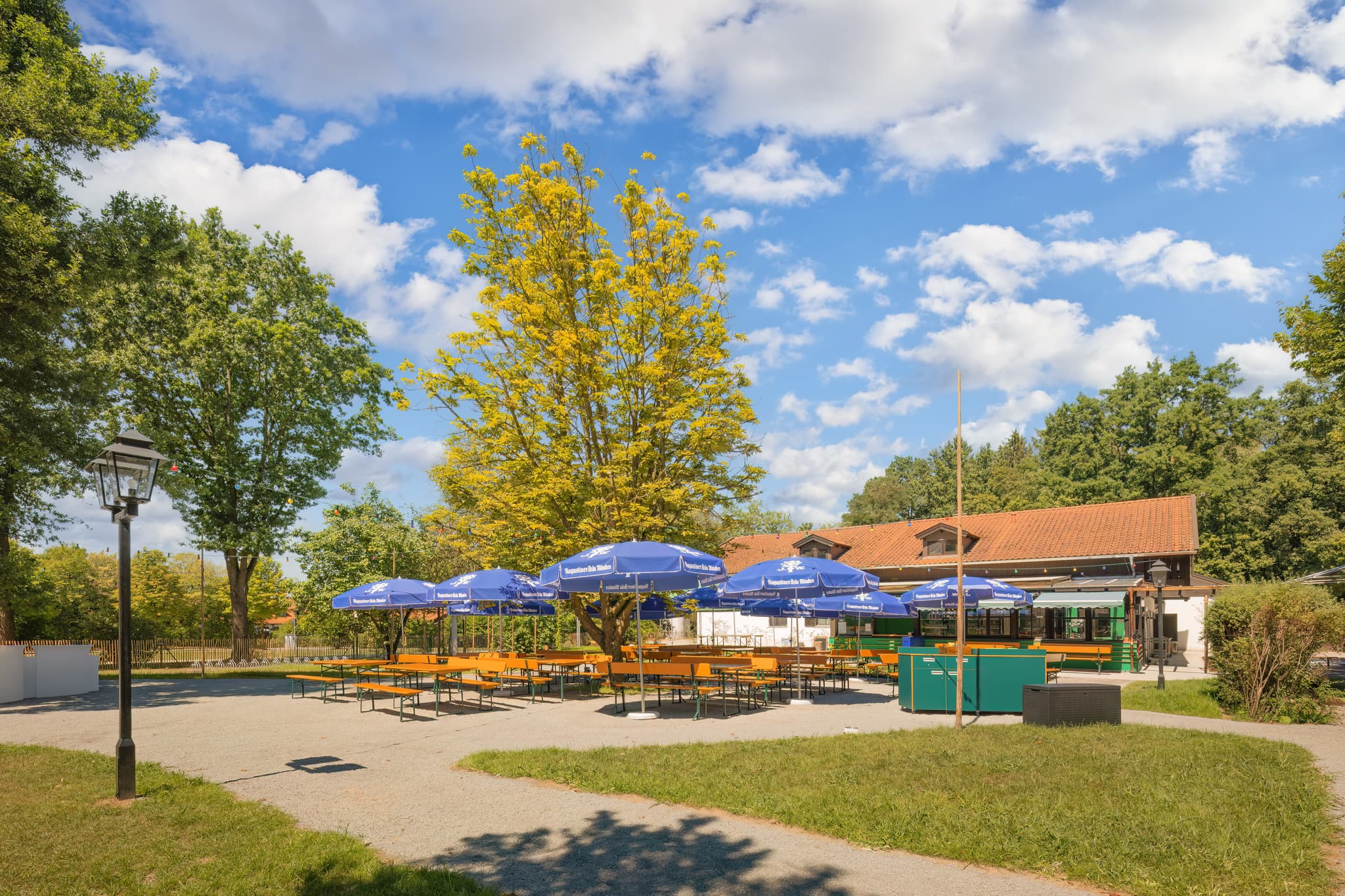 Biergarten im Kurpark, Bad Griesbach, Passau - Biergarten im Kurpark von Bad Griesbach, Landkreis Passau, Niederbayern, Inn-Salzach, Bayern, Deutschland.