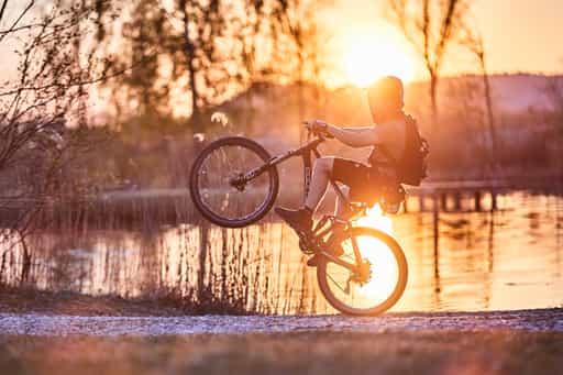 Biker Wheelie am Badesee Perach, Altötting, Oberbayern