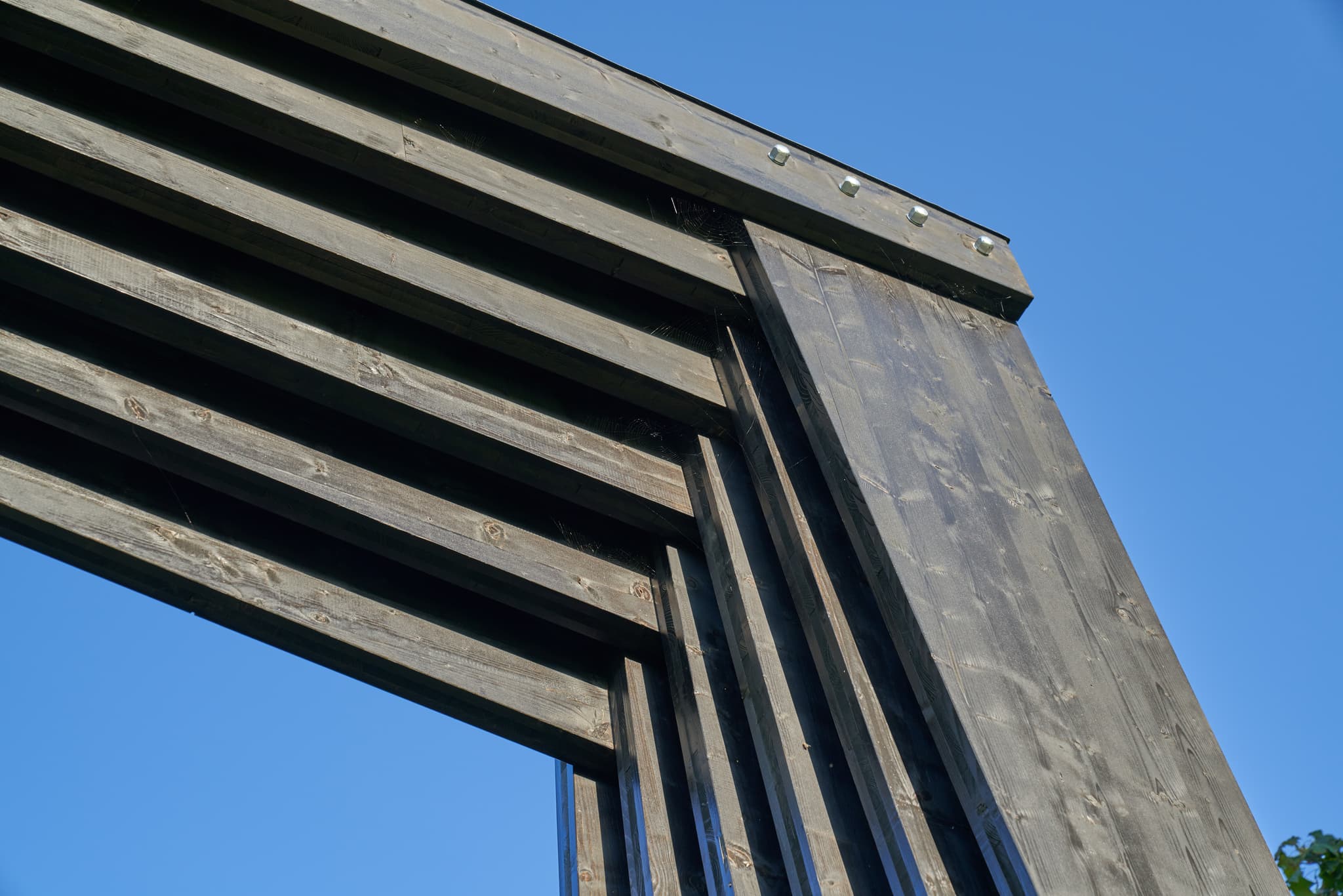 Bilderrahmen, Napoleonshöhe, Altötting, Oberbayern - Der markante Holz-Bilderrahmen auf der Napoleonshöhe bei Burghausen im Landkreis Altötting, Oberbayern, Region Inn-Salzach, Deutschland, Kunstwerk.