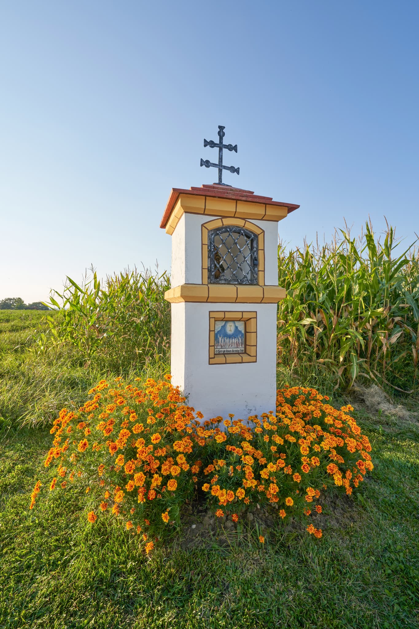 Bildstock an St.-Rupert-Pilgerweg, Oberschroffen, Altötting - Bildstock am Wegrand, umgeben von Feldern bei Ofner, Oberschroffen, Unterneukirchen, Landkreis Altötting, Oberbayern, Inn-Salzach, Deutschland.