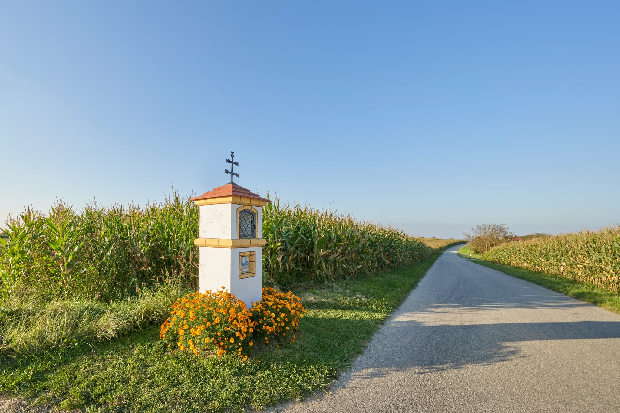 Bildstock an St.-Rupert-Pilgerweg, Oberschroffen, Altötting - Bildstock am Wegrand, umgeben von Feldern bei Ofner, Oberschroffen, Unterneukirchen, Landkreis Altötting, Oberbayern, Inn-Salzach, Deutschland.