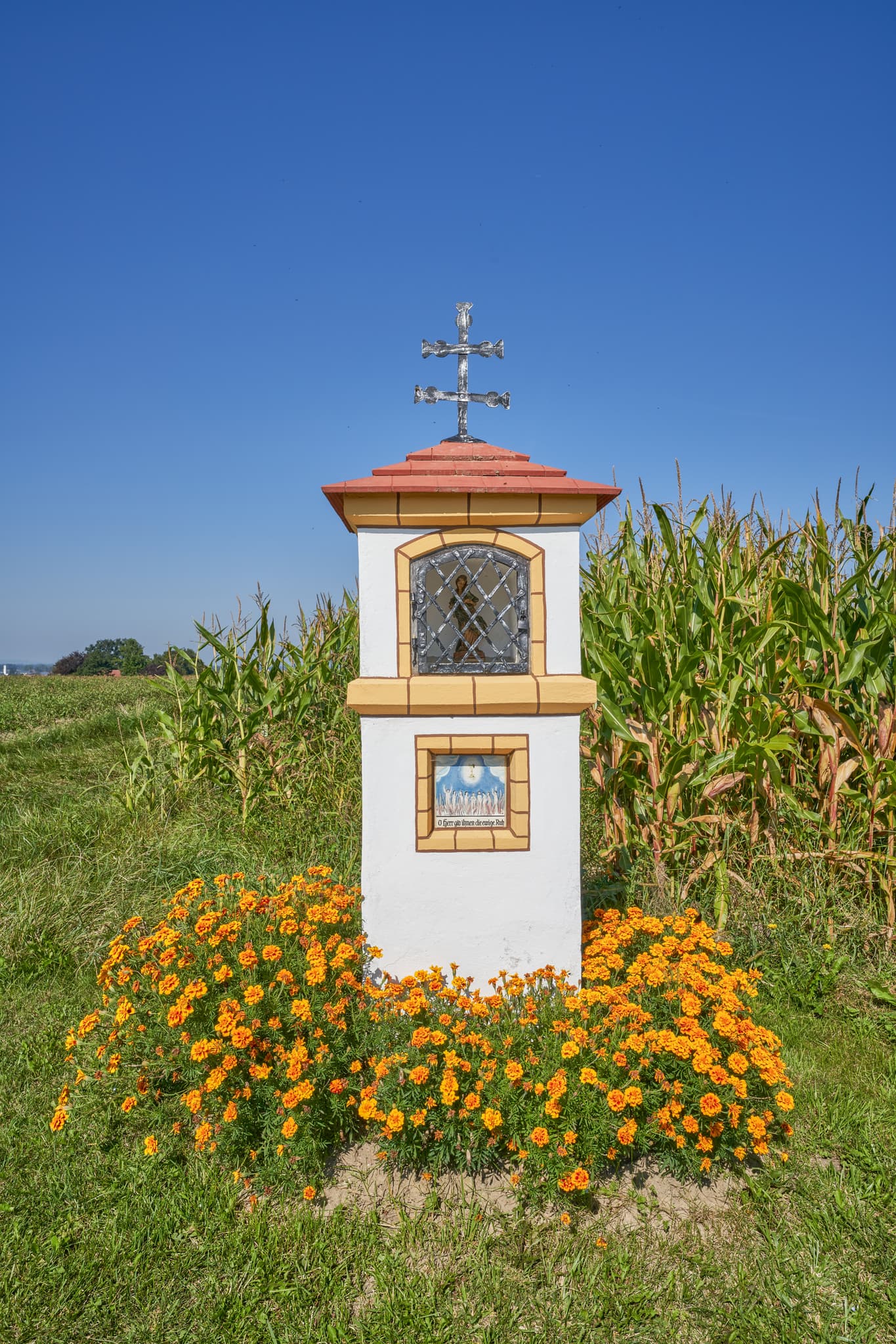 Bildstock an St.-Rupert-Pilgerweg, Oberschroffen, Altötting - Bildstock am Wegrand, umgeben von Feldern bei Ofner, Oberschroffen, Unterneukirchen, Landkreis Altötting, Oberbayern, Inn-Salzach, Deutschland.