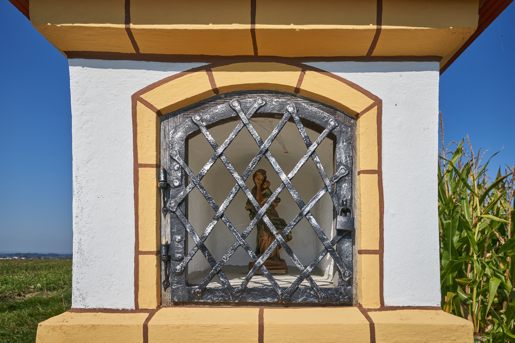 Bildstock an St.-Rupert-Pilgerweg, Oberschroffen, Altötting - Bildstock am Wegrand, umgeben von Feldern bei Ofner, Oberschroffen, Unterneukirchen, Landkreis Altötting, Oberbayern, Inn-Salzach, Deutschland.