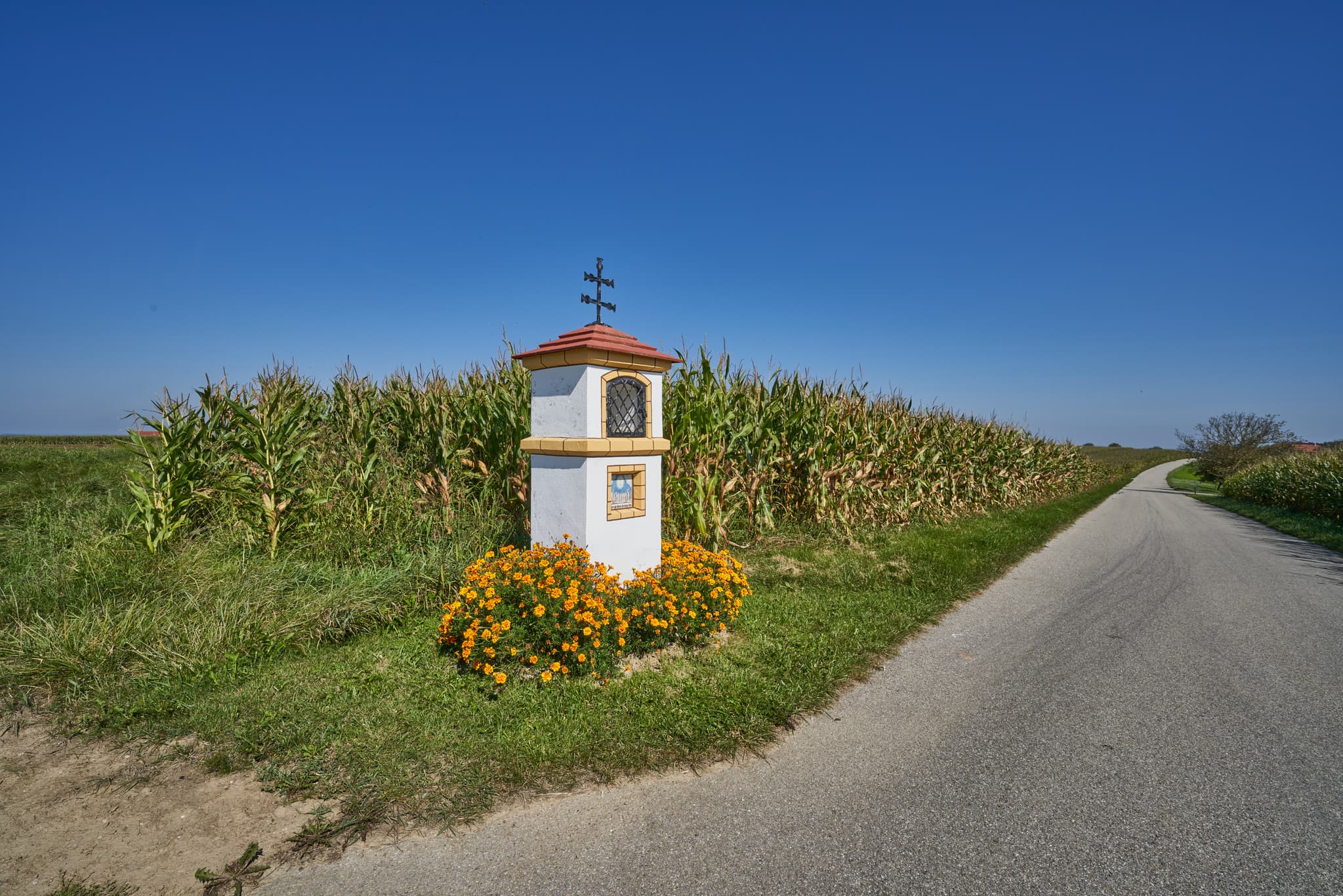 Bildstock an St.-Rupert-Pilgerweg, Oberschroffen, Altötting - Bildstock am Wegrand, umgeben von Feldern bei Ofner, Oberschroffen, Unterneukirchen, Landkreis Altötting, Oberbayern, Inn-Salzach, Deutschland.