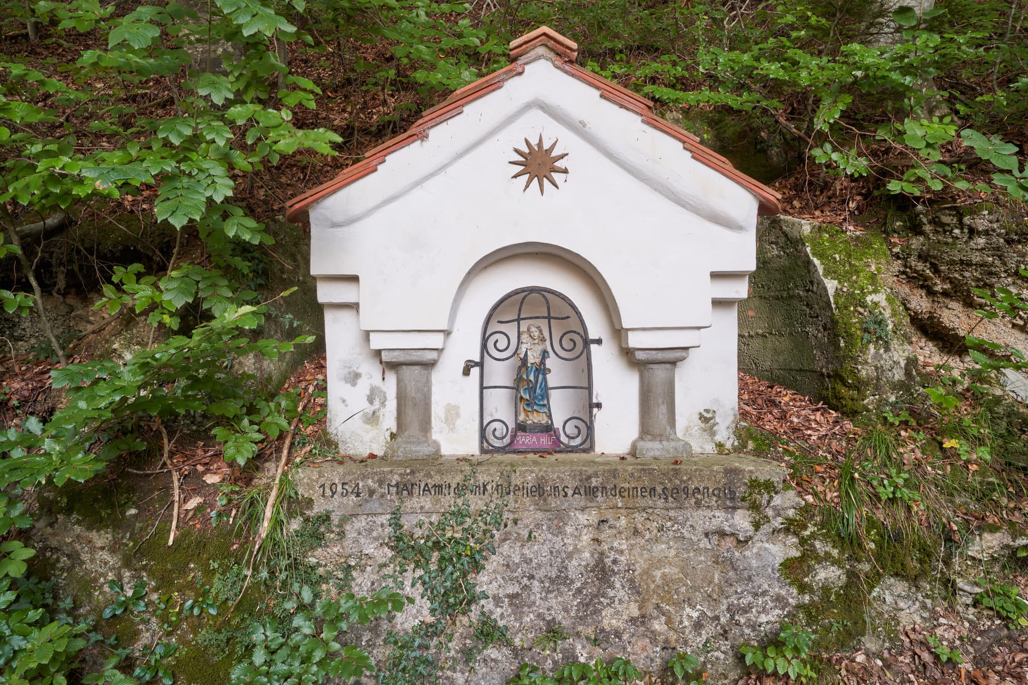 Bildstock bei Klaffl im Landkreis Altötting, Oberbayern - Einheimische nennen sie Klaffl-Kapelle, Kastl im Landkreis Altötting, Oberbayern. Es handelt sich lt. Inschrift um einen Marien-Bildstock aus dem Jahr 1954.