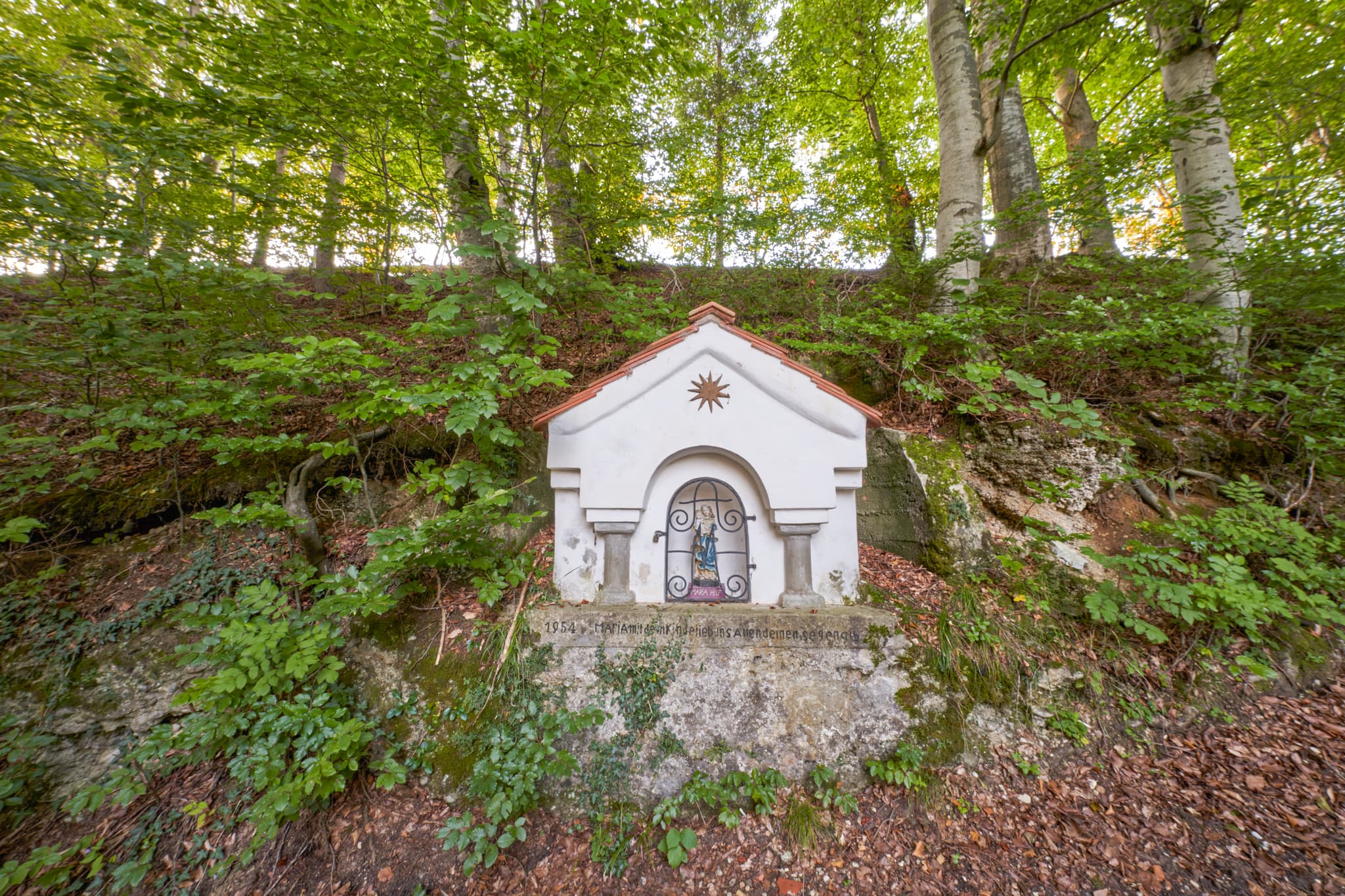 Bildstock bei Klaffl im Landkreis Altötting, Oberbayern - Einheimische nennen sie Klaffl-Kapelle, Kastl im Landkreis Altötting, Oberbayern. Es handelt sich lt. Inschrift um einen Marien-Bildstock aus dem Jahr 1954.