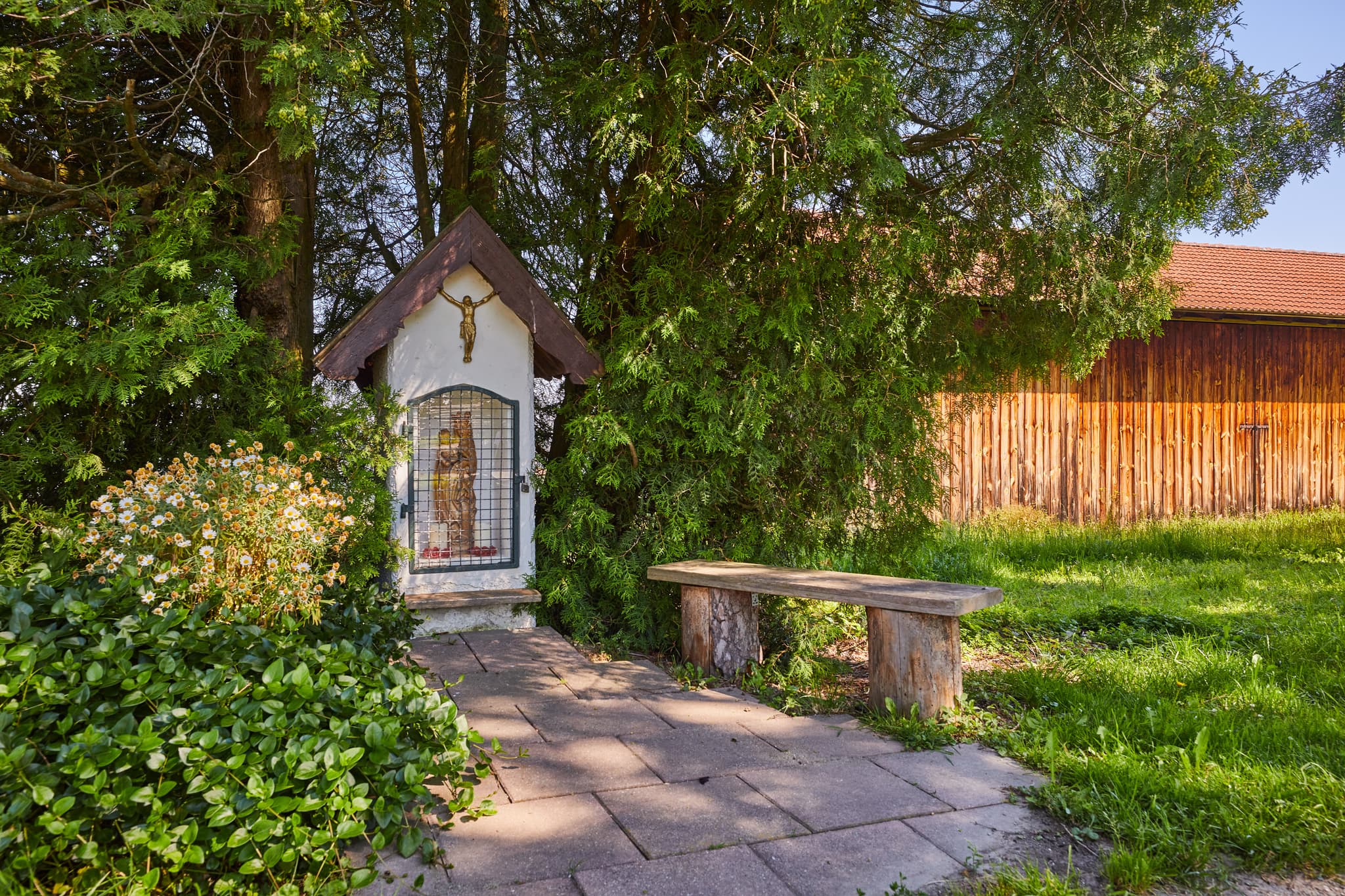 Bildstock, Glatzberg, Mühldorf am Inn, Oberbayern - Bildstock unter einem Baum in Glatzberg, Heldenstein. Ländliche Landschaft im Landkreis Mühldorf am Inn, Oberbayern, Deutschland, prägt die Inn-Salzach Region.