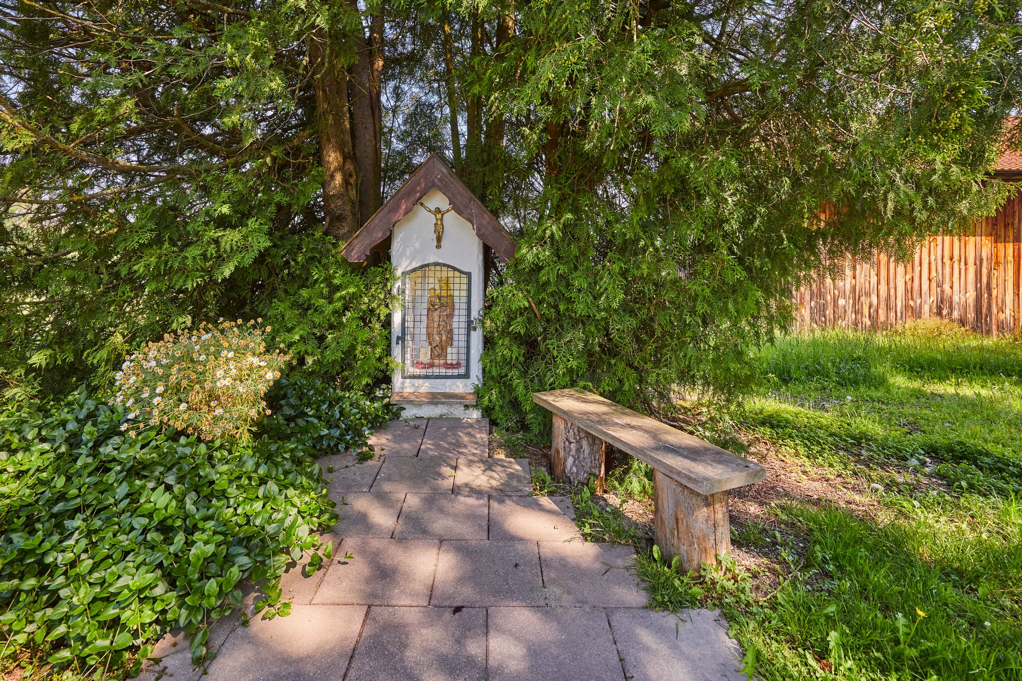 Bildstock, Glatzberg, Mühldorf am Inn, Oberbayern - Bildstock unter einem Baum in Glatzberg, Heldenstein. Ländliche Landschaft im Landkreis Mühldorf am Inn, Oberbayern, Deutschland, prägt die Inn-Salzach Region.