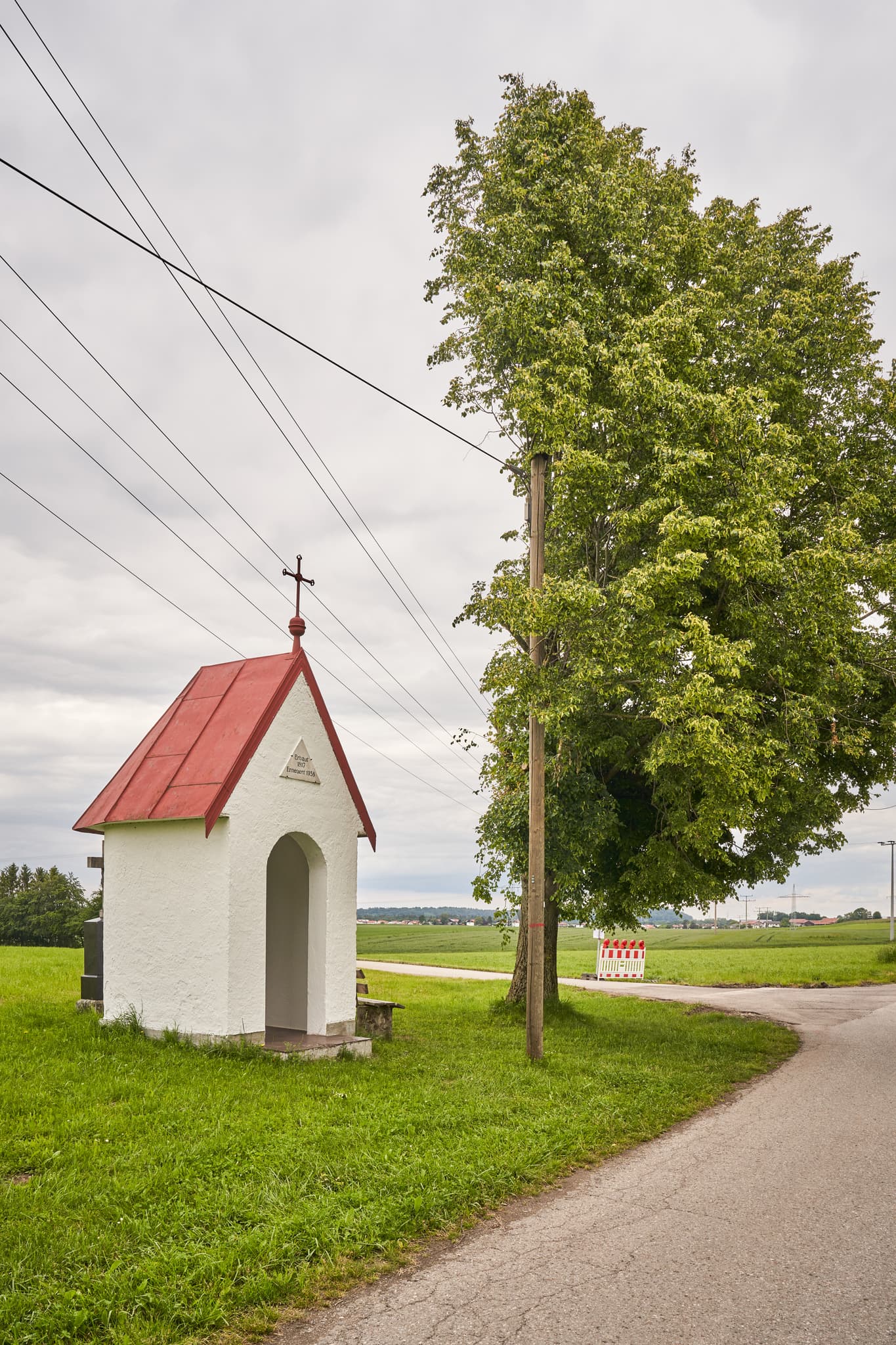 Bildstock Grabstein Höresham, Burgkirchen, Inn-Salzach - Ein Bildstock mit Grabstein in Höresham, Burgkirchen, Altötting, Oberbayern, Inn-Salzach, Deutschland. Diese Gedenkstätte zeigt Felder und einen halben Baum.
