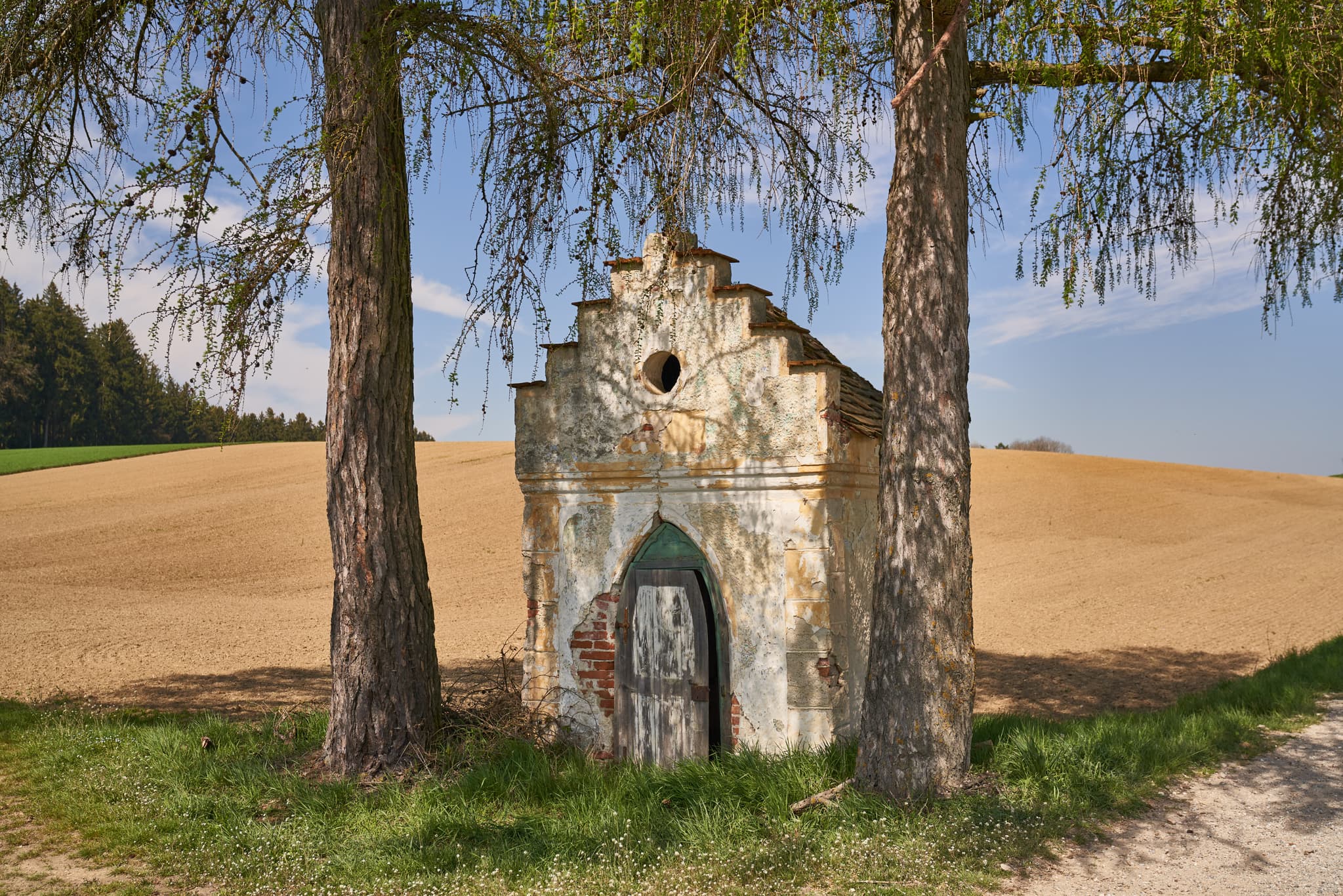 Bildstock, Kainrading, Mettenheim, Mühldorf am Inn - Bildstock zwischen Kirchisen und Kainrading mit Feldern und Wald bei Mettenheim im Landkreis Mühldorf am Inn, Oberbayern.