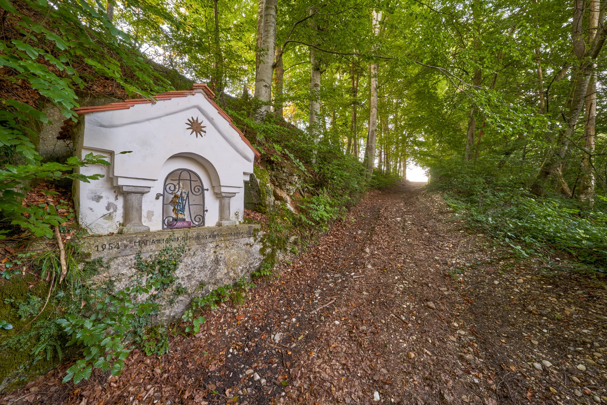 Bildstock Klaffl, Kastl, Landkreis Altötting, Oberbayern - Idyllische Kapelle in Klaffl, Kastl, Landkreis Altötting, Oberbayern, Inn-Salzach, Deutschland. Motiv zeigt Kapelle am Waldweg, umgeben von Bäumen und Natur.