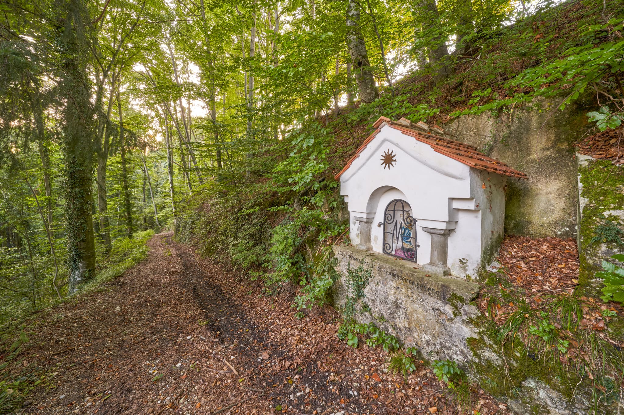 Bildstock Klaffl, Kastl, Landkreis Altötting, Oberbayern - Idyllische Kapelle in Klaffl, Kastl, Landkreis Altötting, Oberbayern, Inn-Salzach, Deutschland. Motiv zeigt Kapelle am Waldweg, umgeben von Bäumen und Natur.