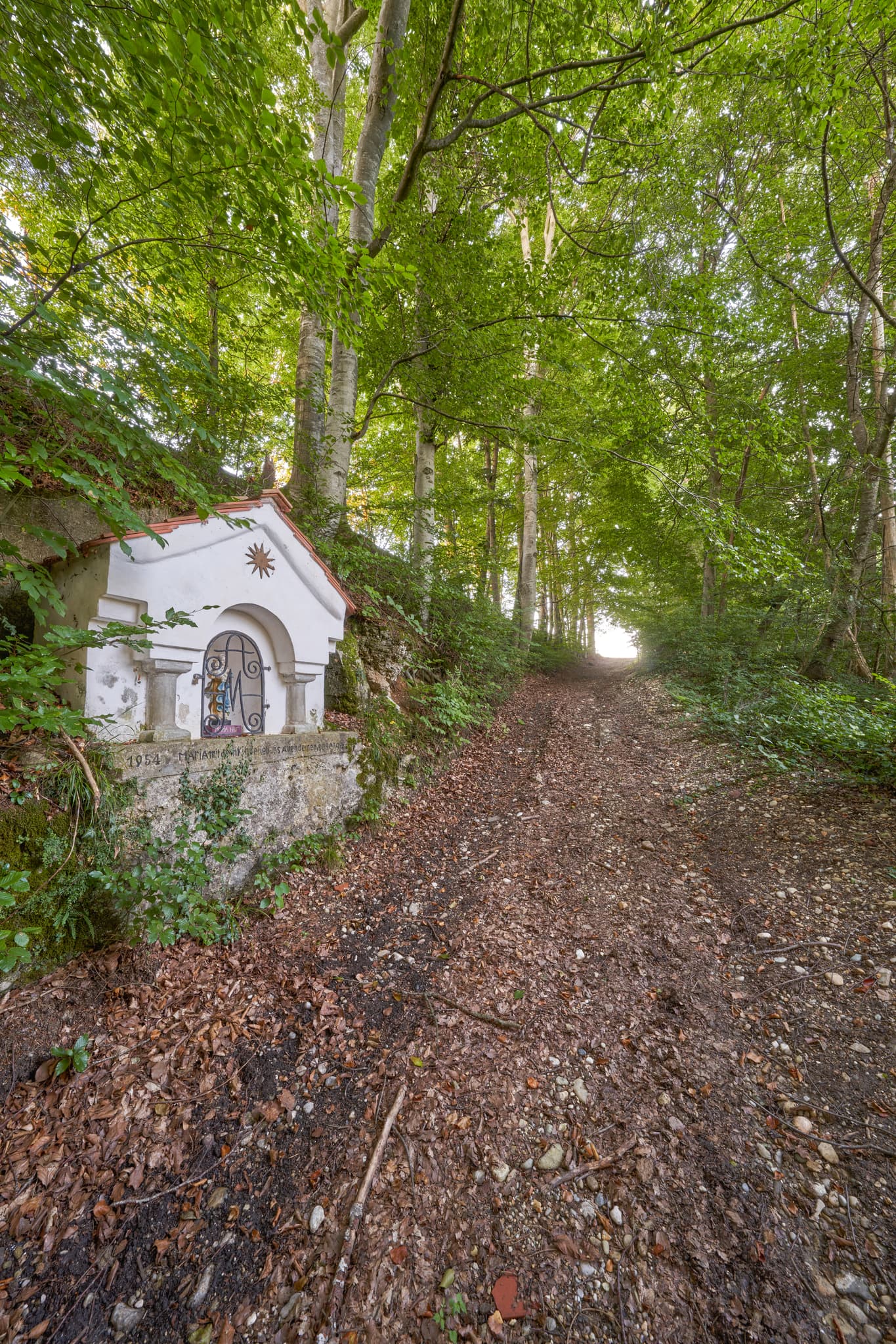 Bildstock Klaffl, Kastl, Landkreis Altötting, Oberbayern - Idyllische Kapelle in Klaffl, Kastl, Landkreis Altötting, Oberbayern, Inn-Salzach, Deutschland. Motiv zeigt Kapelle am Waldweg, umgeben von Bäumen und Natur.