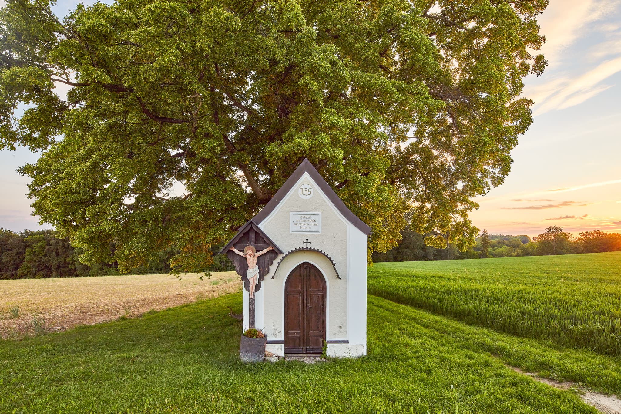 Bildstock mit Baum Winterberg, Mühldorf am Inn, Oberbayern - Bildstock mit Baum in Winterberg, Gars am Inn, Mühldorf am Inn, Oberbayern, Deutschland. Landschaft der Region Inn-Salzach mit Wiesen, Feldern und Abendlicht.