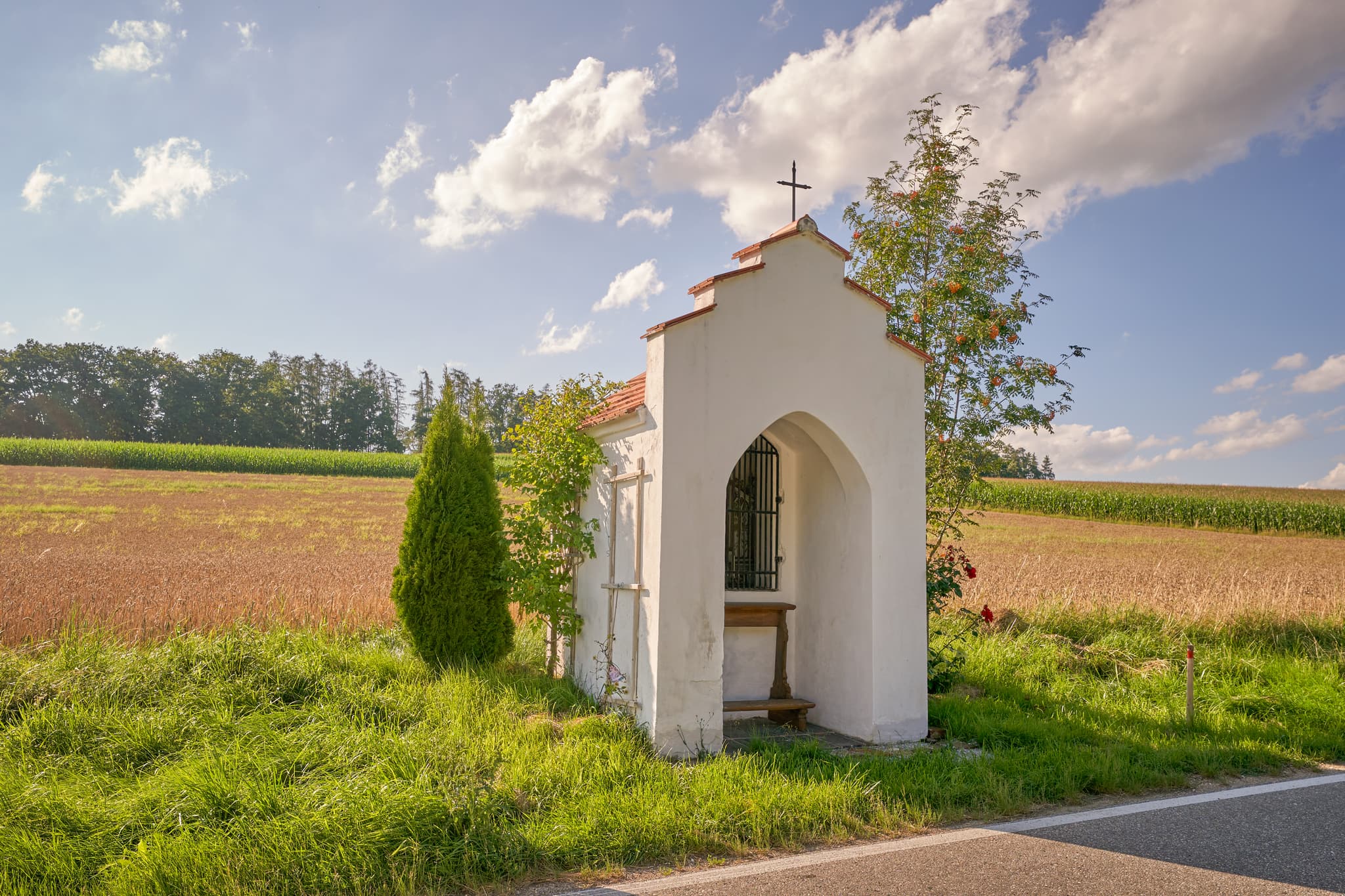 Bildstock Richtung Fränking, Niedertaufkirchen, Oberbayern - Bildstock am Feldrand in Niedertaufkirchen, Mühldorf am Inn, Oberbayern. Ländliche Szene Inn-Salzach, Deutschland, mit Feldern, Wiesen und blauem Himmel.