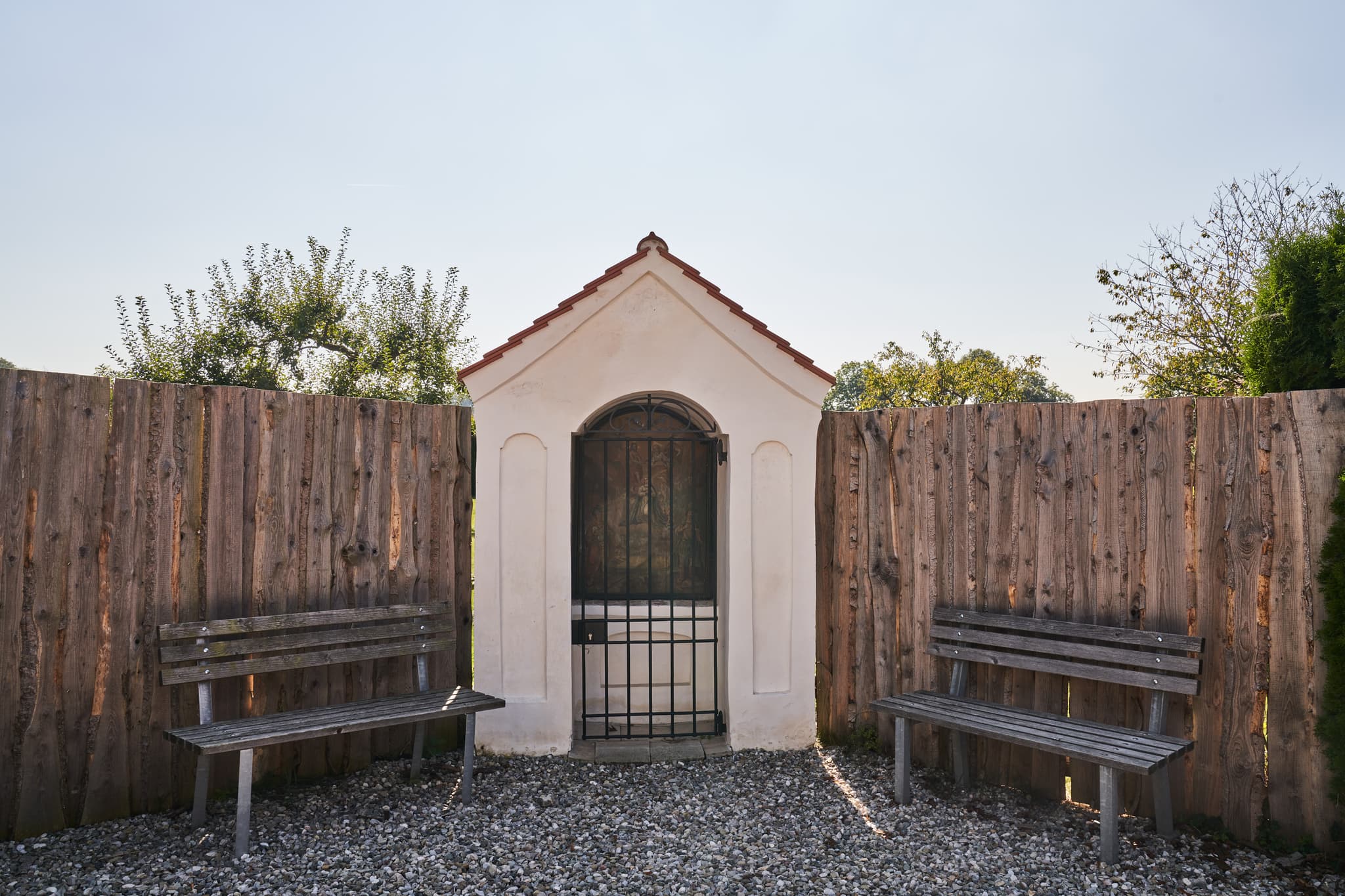 Bildstock Wolfgangweg, Hohenwart, Altötting, Oberbayern - Bildstock Wolfgangweg in Hohenwart, Mehring. Sakrale Stätte mit Holzzaun und Bänken im Landkreis Altötting, Oberbayern, Inn-Salzach, Deutschland.