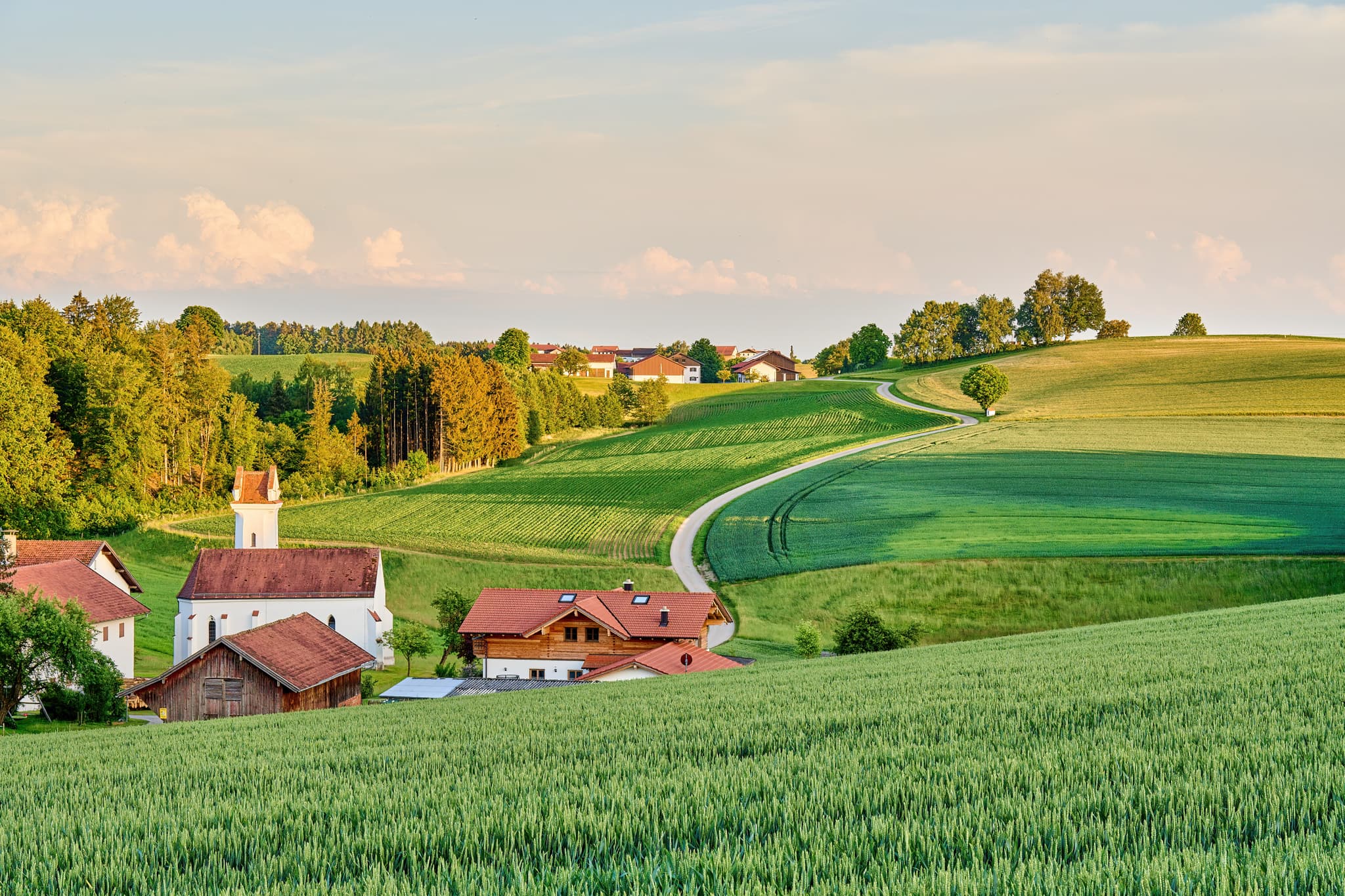 Birnbach, Erlbach, Altötting, Oberbayern, Region Inn-Salzach - Idyllisches Landschaftsbild von Erlbach-Birnbach im Landkreis Altötting, Oberbayern, Region Inn-Salzach, Deutschland.