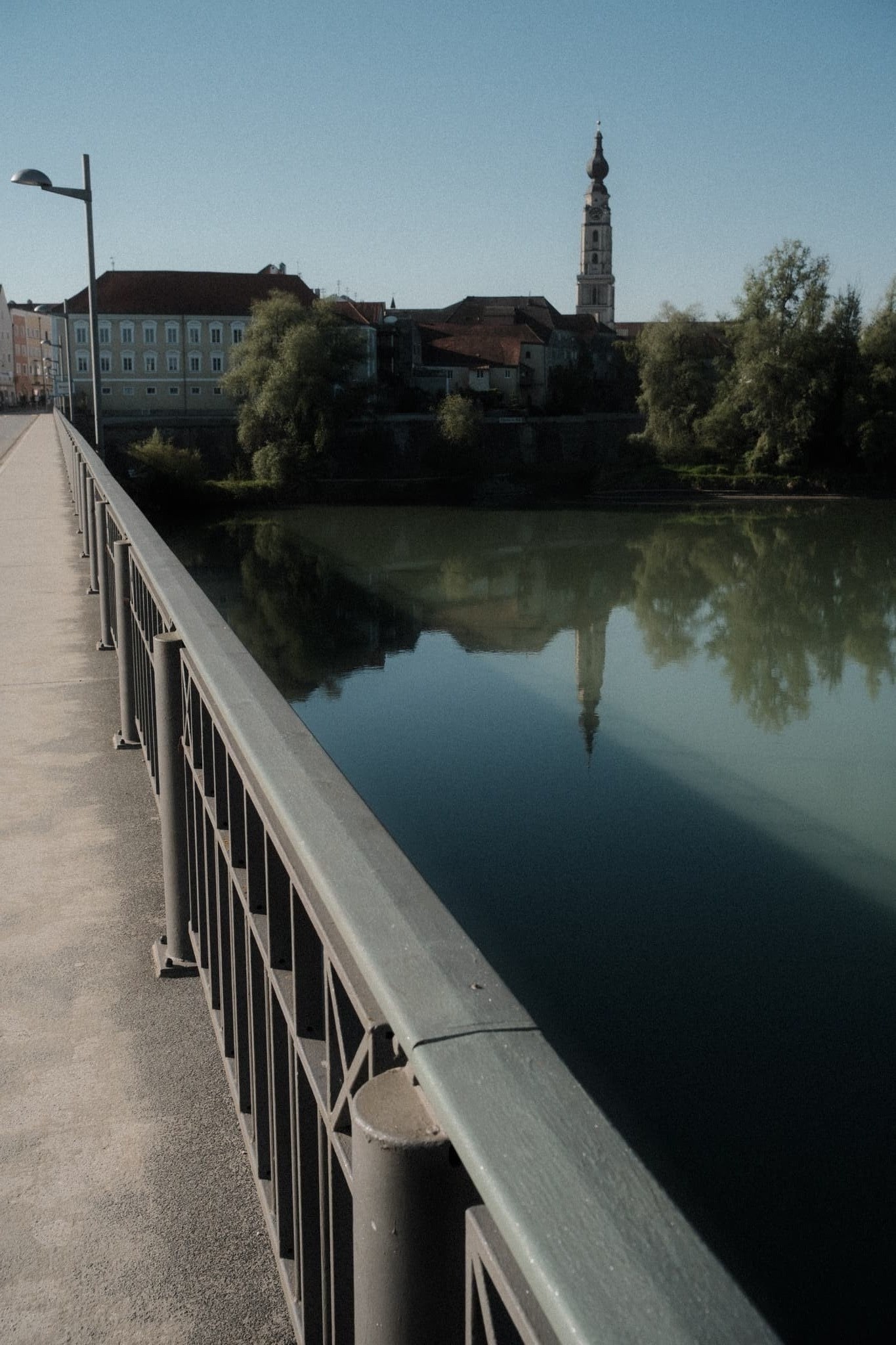 Blick auf Braunau von der Innbrücke aus fotografiert - Einige Aufnahmen des wunderschönen Panoramas, welches man von der Innbrücke zwischen Braunau und Simbach auf die Altstadt von Braunau und die Auwälder hat