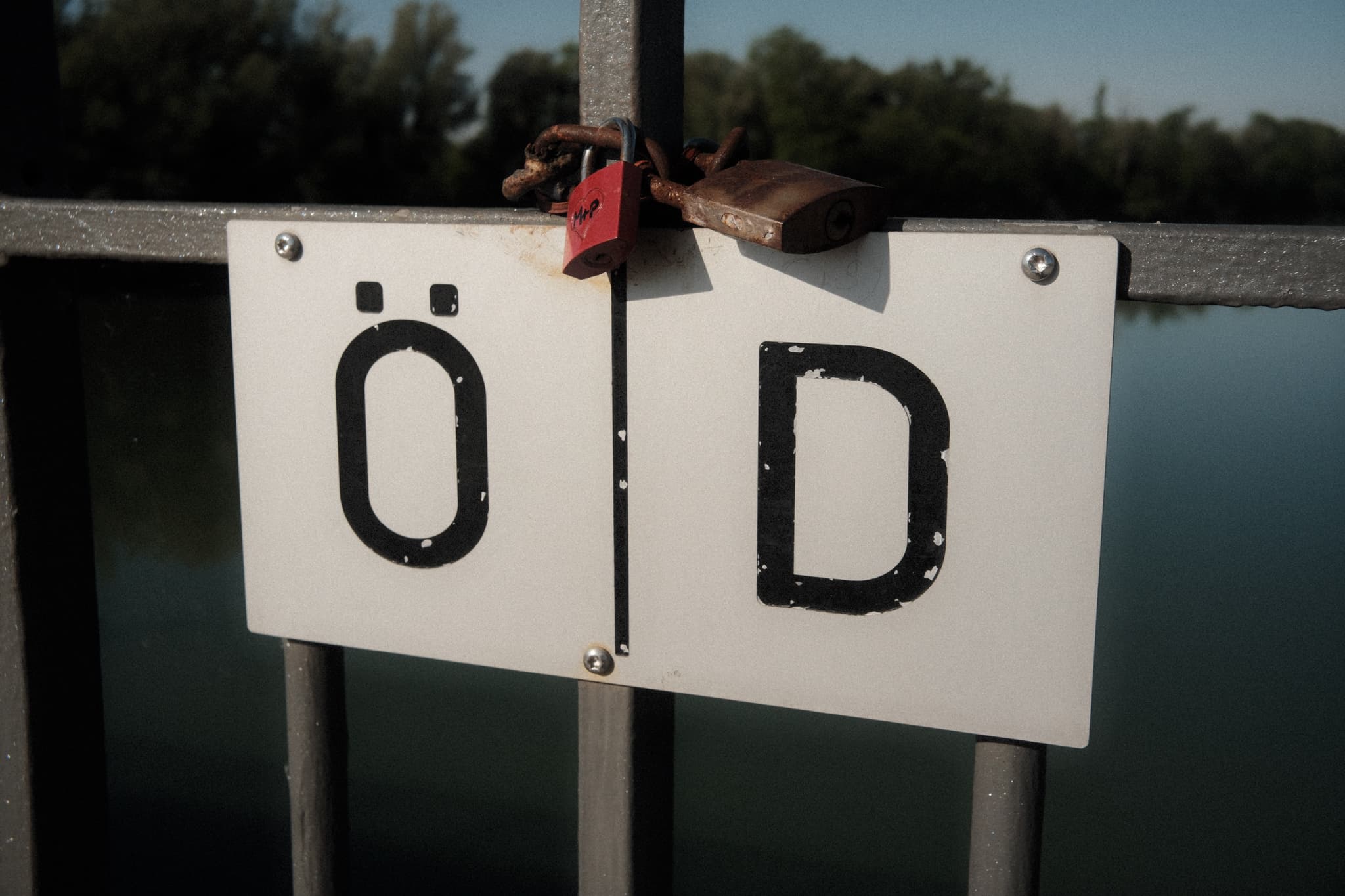 Blick auf die Grenzmarke bei Braunau auf der Innbrücke  - Einige Aufnahmen des wunderschönen Panoramas, welches man von der Innbrücke zwischen Braunau und Simbach auf die Altstadt von Braunau und die Auwälder hat