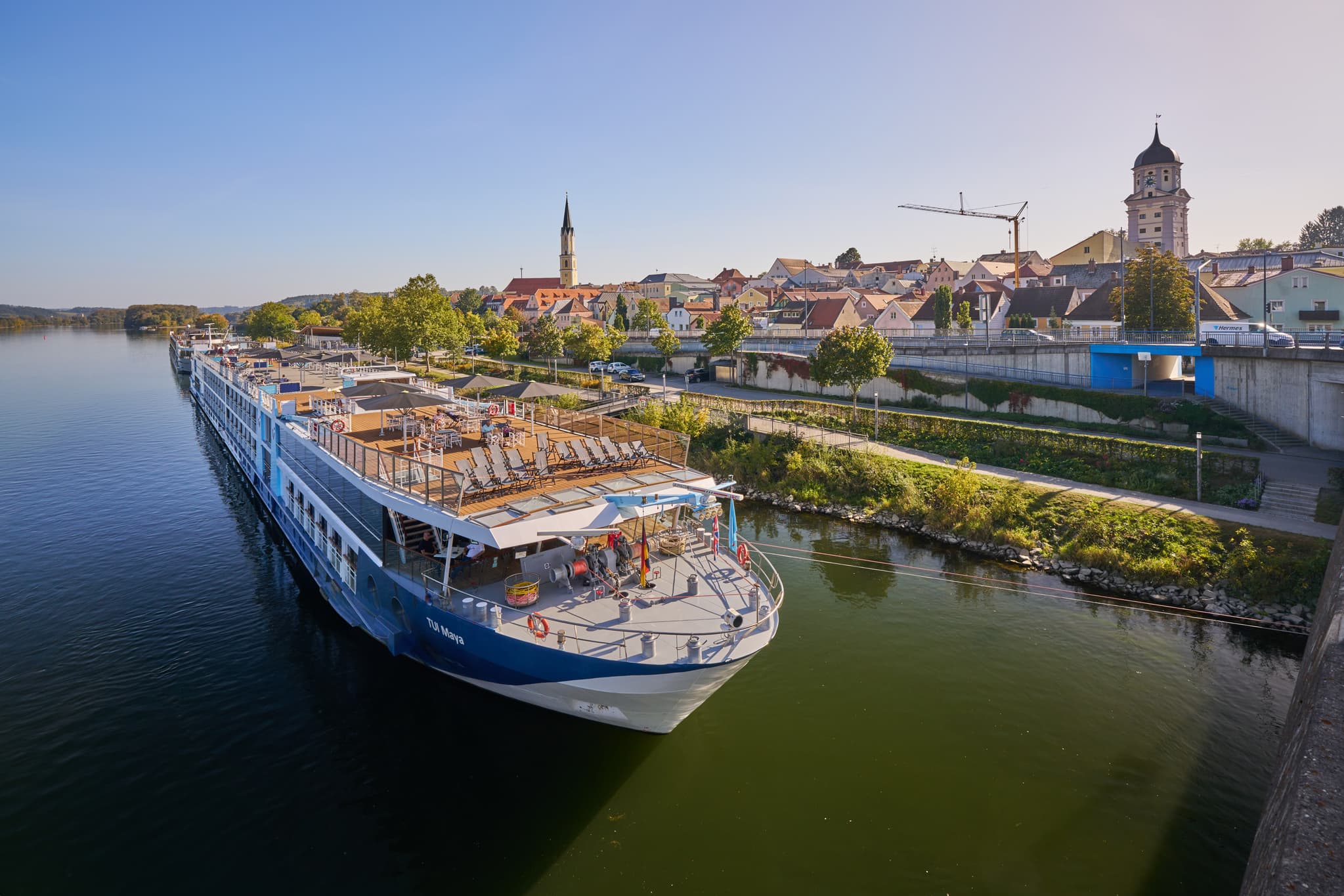 Blick auf Donau Hafen in Vilshofen, Passau, Niederbayern - Ein Flusskreuzfahrtschiff am Donau Hafen in Vilshofen, Landkreis Passau, Niederbayern. Stadtkulisse am Donau-Ufer in der Region Donau-Wald, Deutschland.