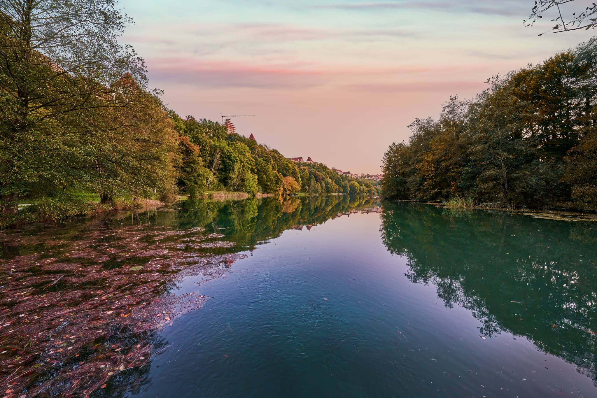 Blick auf Wöhrsee, Burghausen, Altötting, Oberbayern - Wöhrsee Burghausen, Altötting, Oberbayern, Inn-Salzach, Deutschland. Ruhige Wasseroberfläche, ufernahe Bäume und herbstliches Laub. Abendstimmung am See.