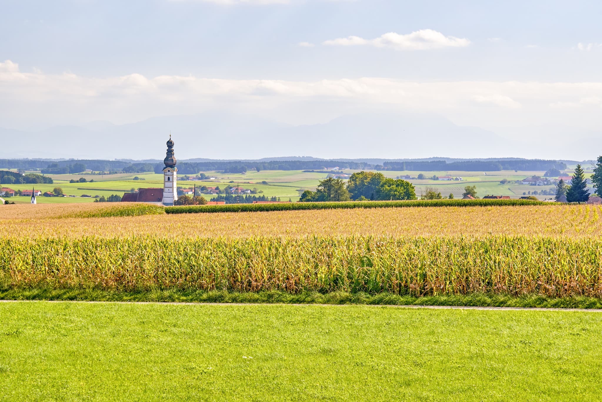 Blick in den Ort, Aussichtsturm, Traunstein, Oberbayern - Panoramablick vom Aussichtsturm Schnaitsee über Felder und die Ortschaft. Typische Landschaft des Chiemgaus in Traunstein, Oberbayern, Deutschland.