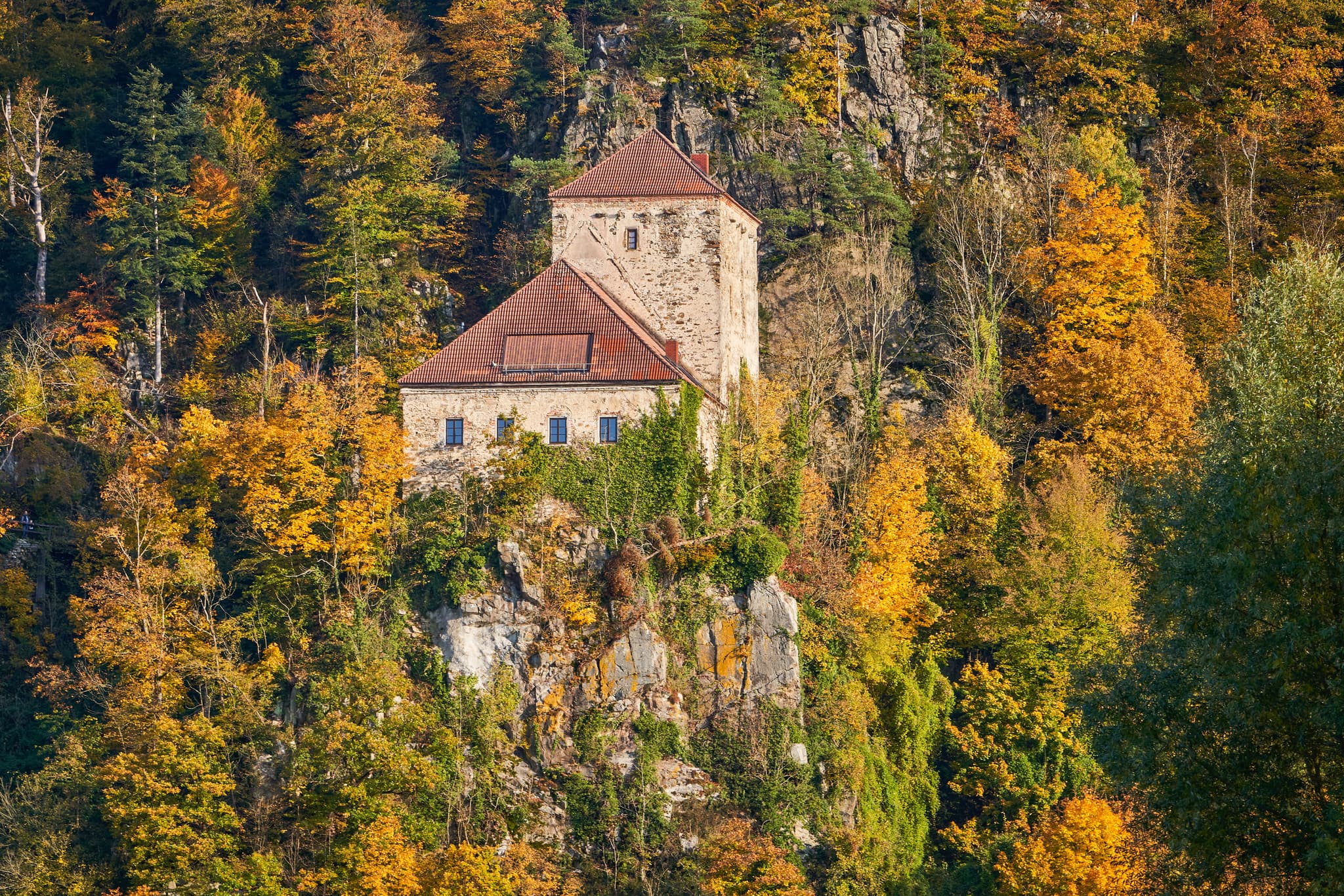 Blick nach Esternberg (A) Burg Krempelstein, Erlau, Passau - Burg Krempelstein auf Felsen im Herbstwald. Malerischer Blick bei Erlau (Obernzell), Landkreis Passau, Niederbayern, Deutschland. Teil des Bayerischen Waldes.