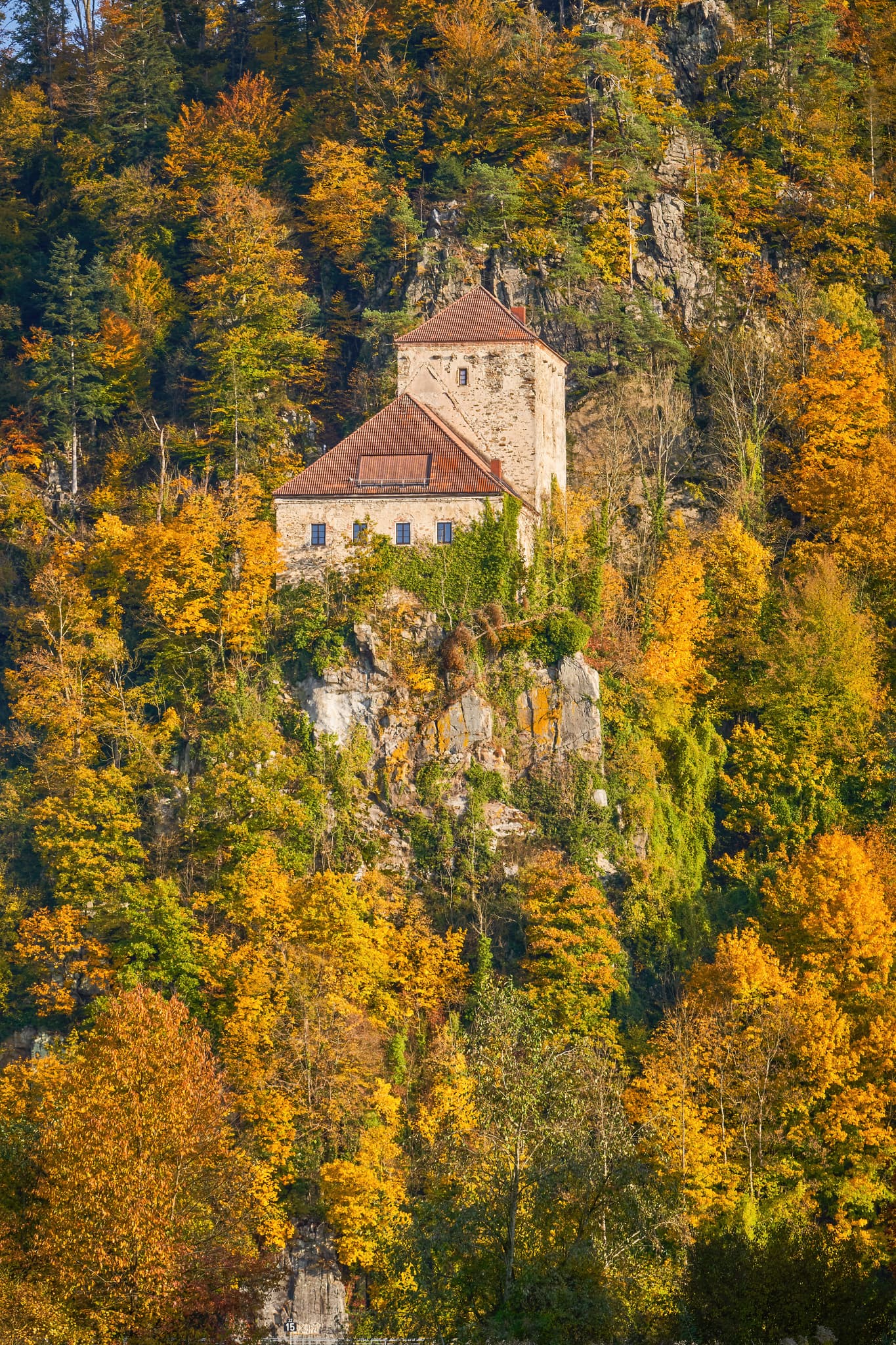 Blick nach Esternberg (A) Burg Krempelstein, Erlau, Passau - Burg Krempelstein auf Felsen im Herbstwald. Malerischer Blick bei Erlau (Obernzell), Landkreis Passau, Niederbayern, Deutschland. Teil des Bayerischen Waldes.