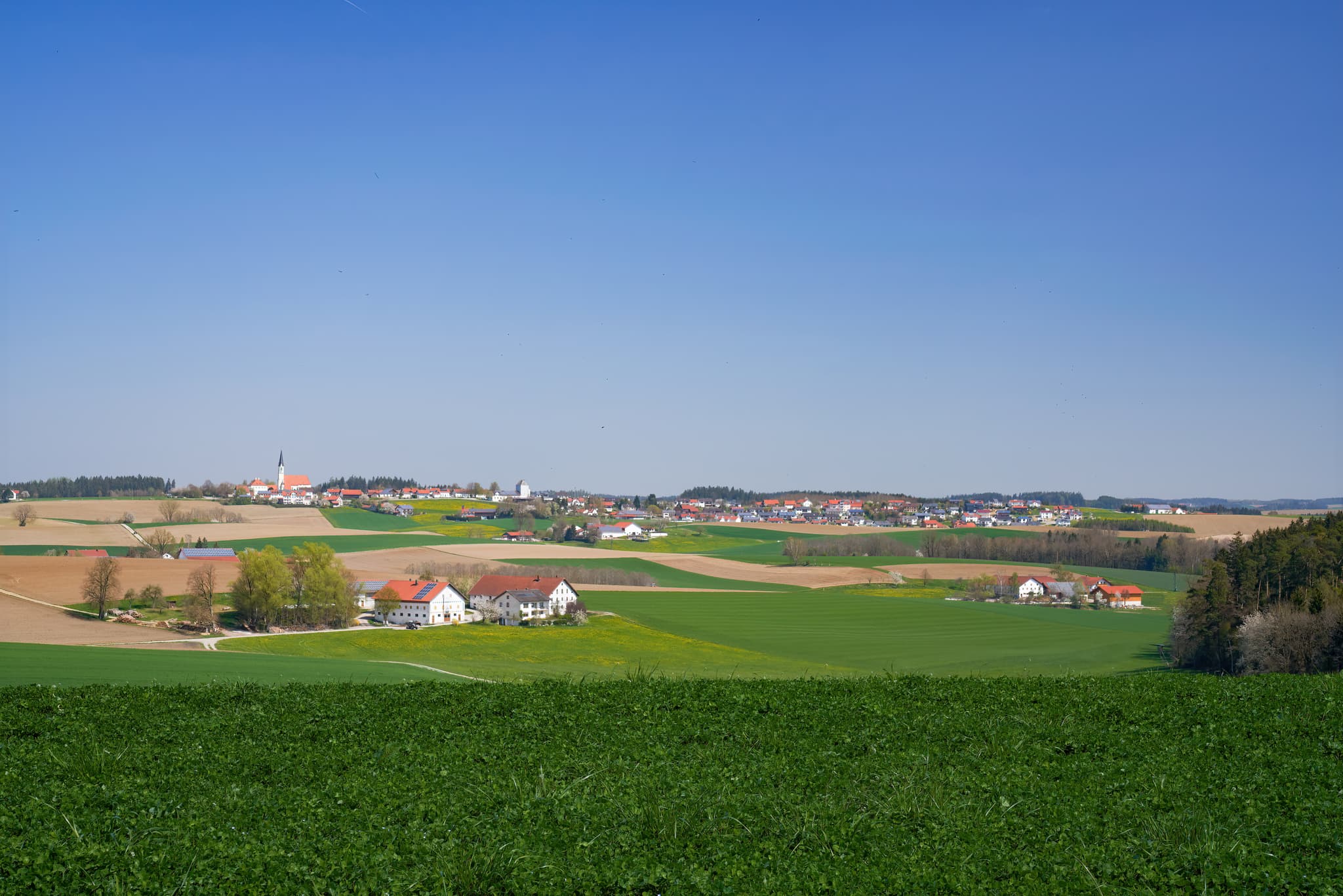 Blick Niederbergkirchen, Mettenheim, Mühldorf am Inn - Panoramablick von Kirchisen bei Mettenheim über die weite Landschaft in Richtung Niederbergkirchen. Die idyllische Szenerie im Landkreis Mühldorf am Inn.