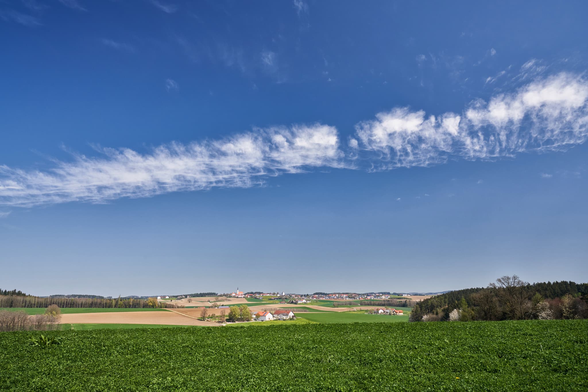 Blick Niederbergkirchen, Mettenheim, Mühldorf am Inn - Panoramablick von Kirchisen bei Mettenheim über die weite Landschaft in Richtung Niederbergkirchen. Die idyllische Szenerie im Landkreis Mühldorf am Inn.