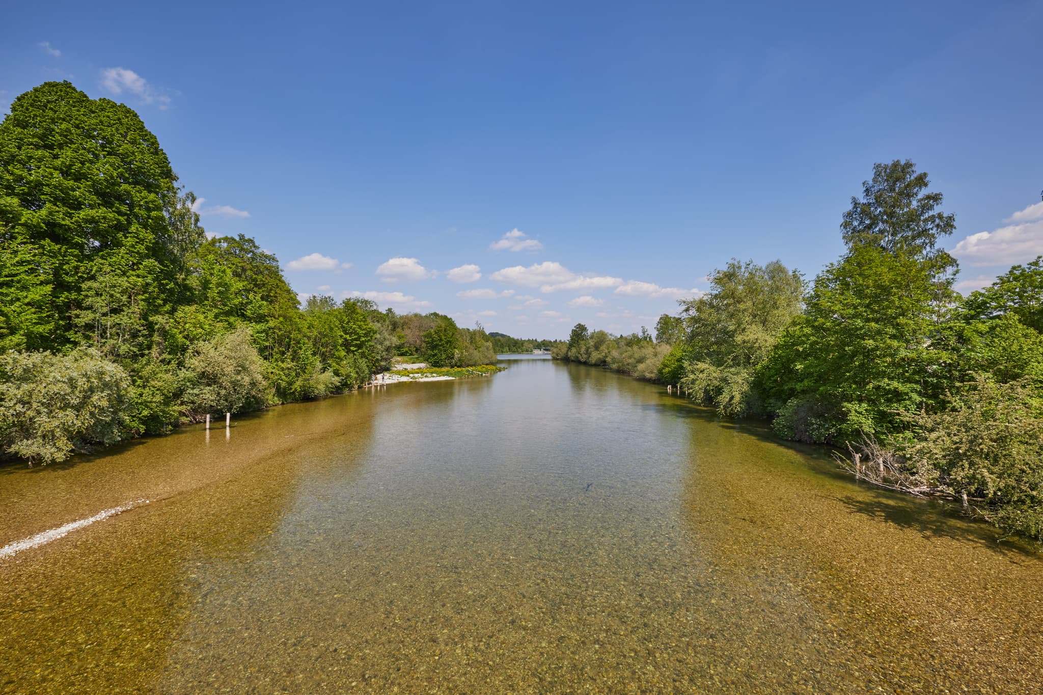 Blick von der Alz-Brücke, Burgkirchen-Hirten, Oberbayern - Blick auf die Alz bei Burgkirchen-Hirten, Altötting, Oberbayern. Der klare Fluss mit grünen Ufern unter blauem Himmel in der Region Inn-Salzach, Deutschland.