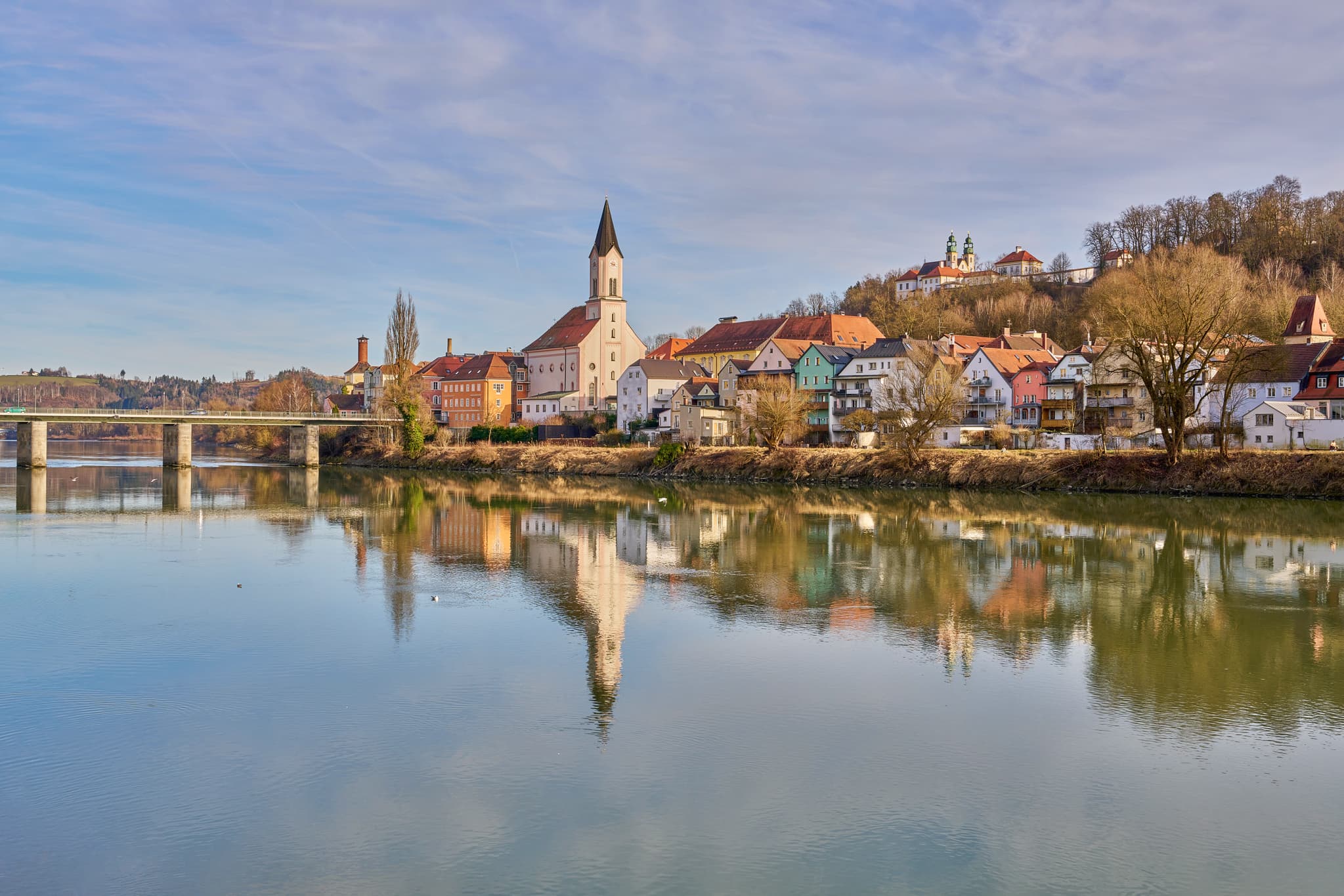 Blick zur Innstadt, Innpromenade, Passau, Niederbayern - Blick auf die Innstadt in Passau vom Ufer der Innpromenade. Die Stadt am Inn liegt im Landkreis Passau, Niederbayern, Deutschland, in der Region Donau-Wald.