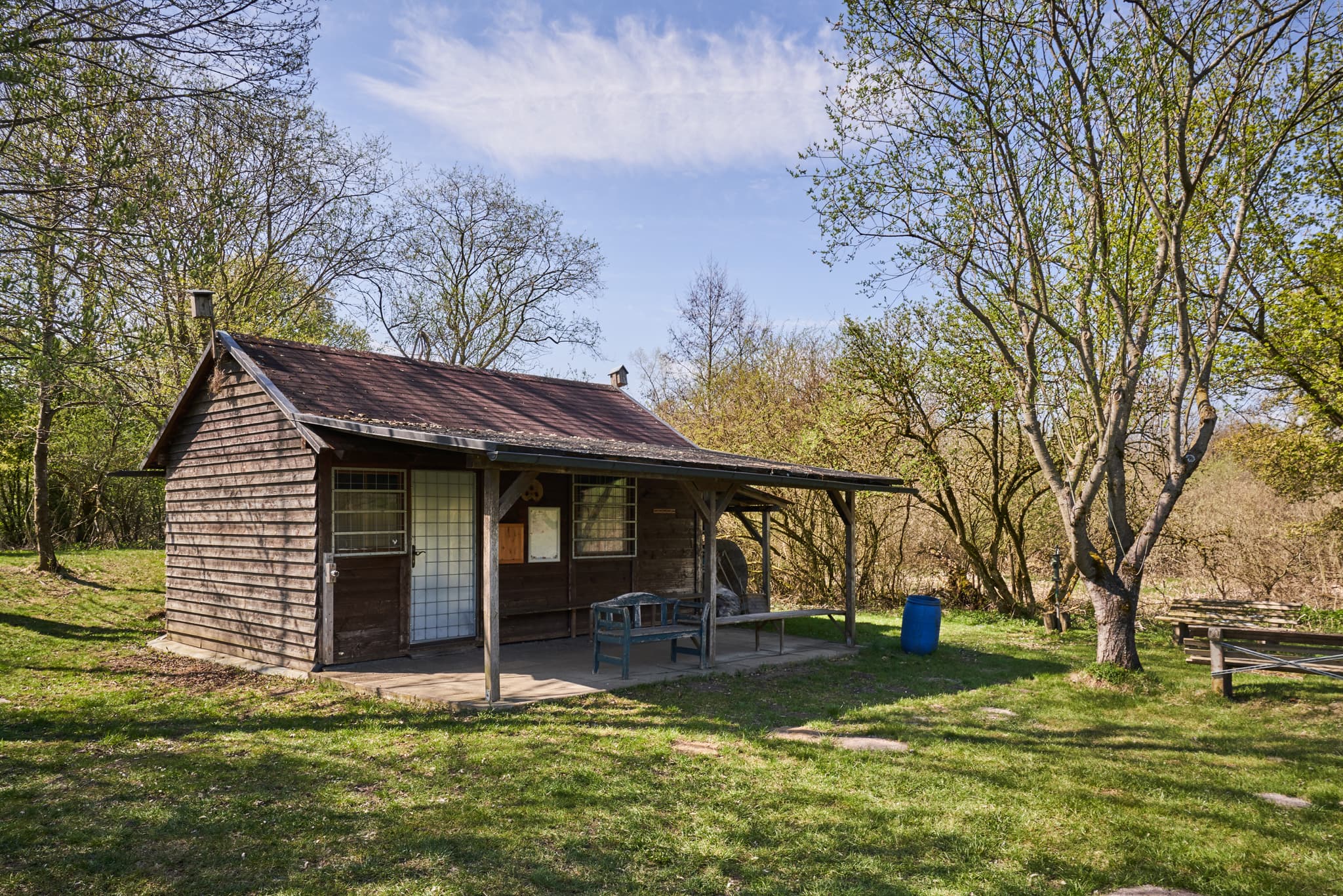 Bogenschützen Mettenheim, Mühldorf, Oberbayern, Inn-Salzach - Bogenschützenhütte am Bogenplatz Mettenheim im Landkreis Mühldorf am Inn, Oberbayern, Region Inn-Salzach, Deutschland. Idyllische Naturkulisse für den Sport.